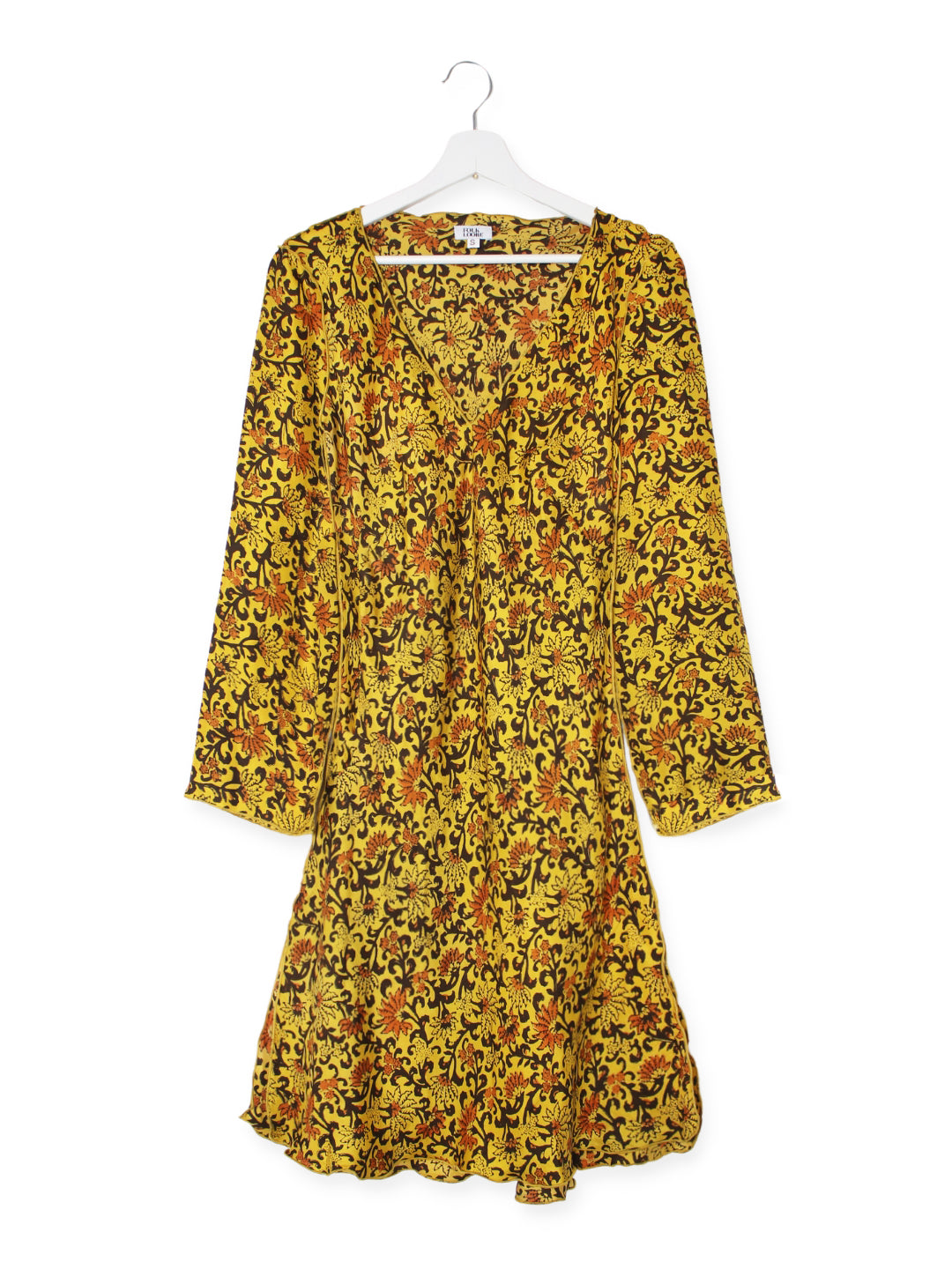 The Indian Didi dress is made in 100% silk entirely hand-dyed with the antique Shibori technique, which creates beautiful patterns when folding and dyeing the precious silk fabric with natural colors. These pieces are biased cut to naturally adjust to every shape and size. The Didi dress is perfect for a refined and sophisticated look for every summer evening. DETAILS AND CARE Red clamp pattern 100% silk V neck Long sleeves Biased Cut Slit on the sides Model is 178 cm and is wearing a size Small