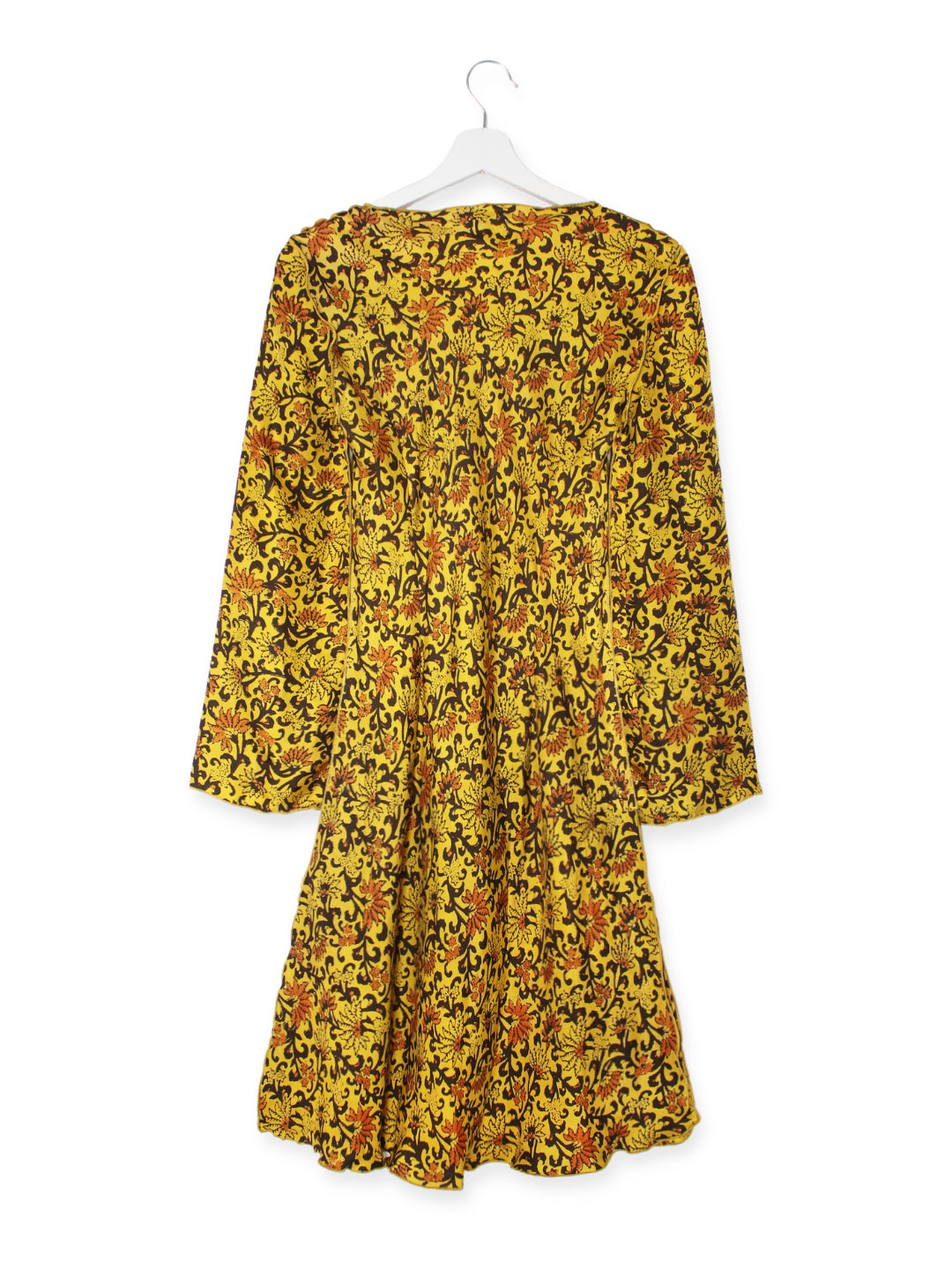 The Indian Didi dress is made in 100% silk entirely hand-dyed with the antique Shibori technique, which creates beautiful patterns when folding and dyeing the precious silk fabric with natural colors. These pieces are biased cut to naturally adjust to every shape and size. The Didi dress is perfect for a refined and sophisticated look for every summer evening. DETAILS AND CARE Red clamp pattern 100% silk V neck Long sleeves Biased Cut Slit on the sides Model is 178 cm and is wearing a size Small