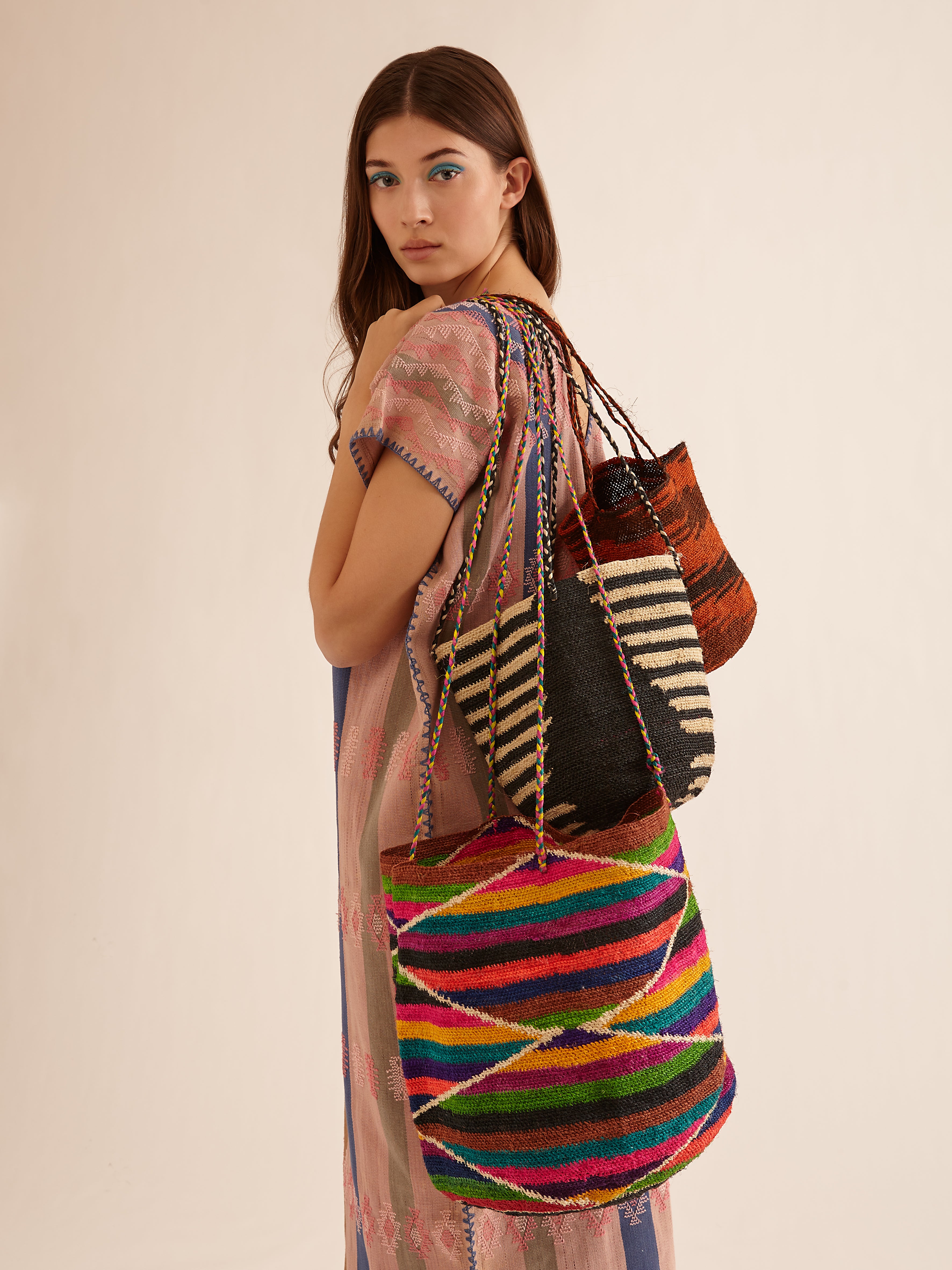 ETHICAL FASHION, CRAFTSMANSHIP, SUSTAINABLE FASHION, TRADITIONAL FASHION, ETHNIC FASHION, BOHEMIAN FASHION, MODA ETICA, MODA SOSTENIBILE, TECNICHE ARTIGIANALI, MODA TRADIZIONALE, MODA ETNICA, BOHEMIAN BAG, MADE IN COLOMBIA, HANDMADE IN Ecuador, MOCHILA BAG, SHIGRA, SHIGRAS, CABUYA, SHIGRA BAG, FIQUE BAG, BEACHWEAR, RESORT WEAR, HANDMADE BAG, BORSA FATTA A MANO, BORSA Ecuadoriana, borsa ECUADOREGNA, TOTE BAG, BORSA DI TELA, BORSA A SECCHIELLO, COLORFUL BAG, BORSE COLORATE,
