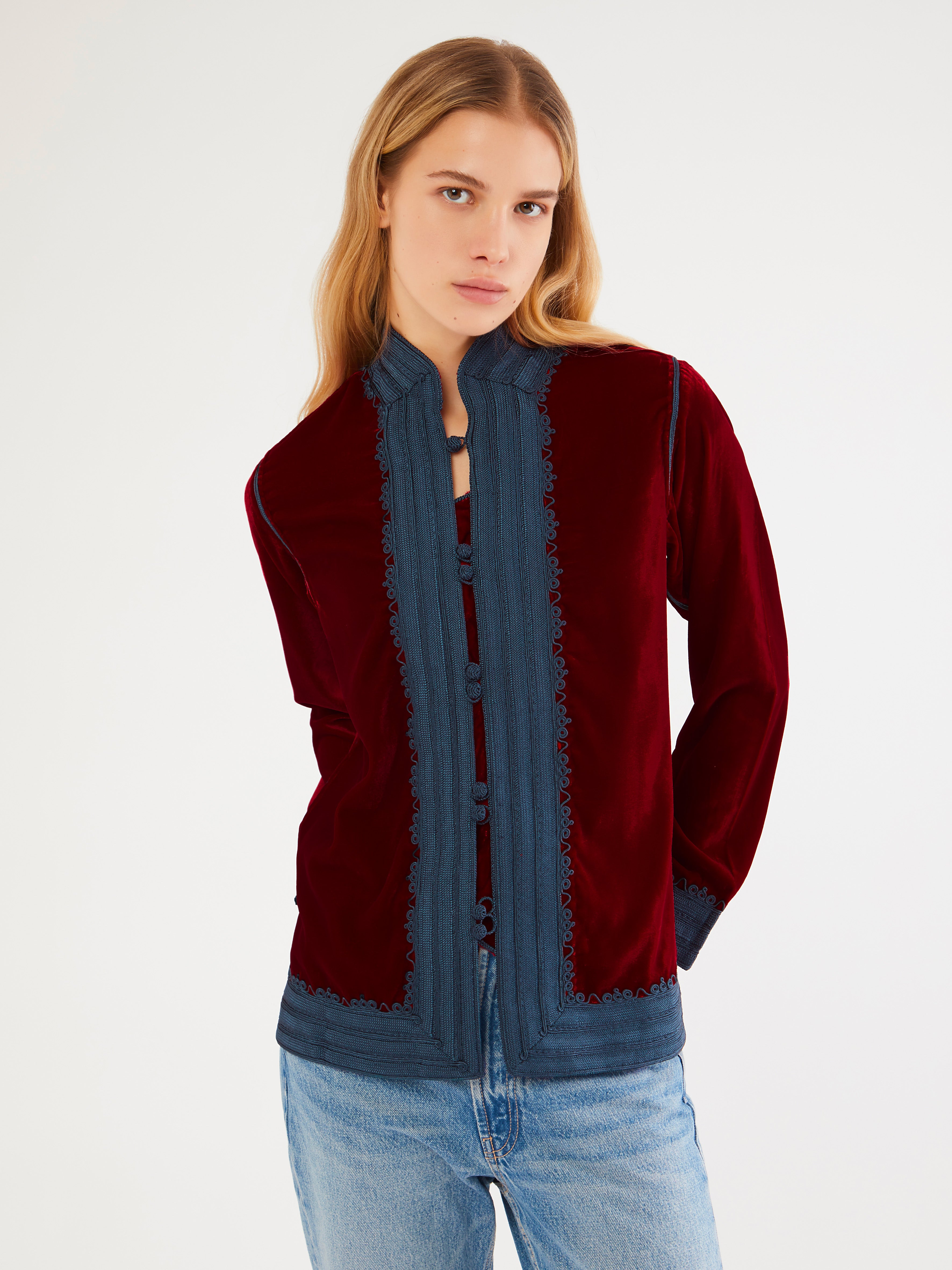 Embroidered in silk threads, Ethical fashion, craftsmanship, sustainable fashion, traditional fashion, ethnic fashion, moda etica, moda sostenibile, tecniche artigianali, moda tradizionale, moda etnica, fatto a mano, handmade, bohemian jacket, boho jacket, midseason jacket, giacca di mezza stagione, ricamo a mano, hand embroidery, silk embroidery, ricamo seta, moroccan jacket, giacca marocchina, collo coreana, giacca di velluto, velvet jacket, giacca di cashmere, cashmere jacket