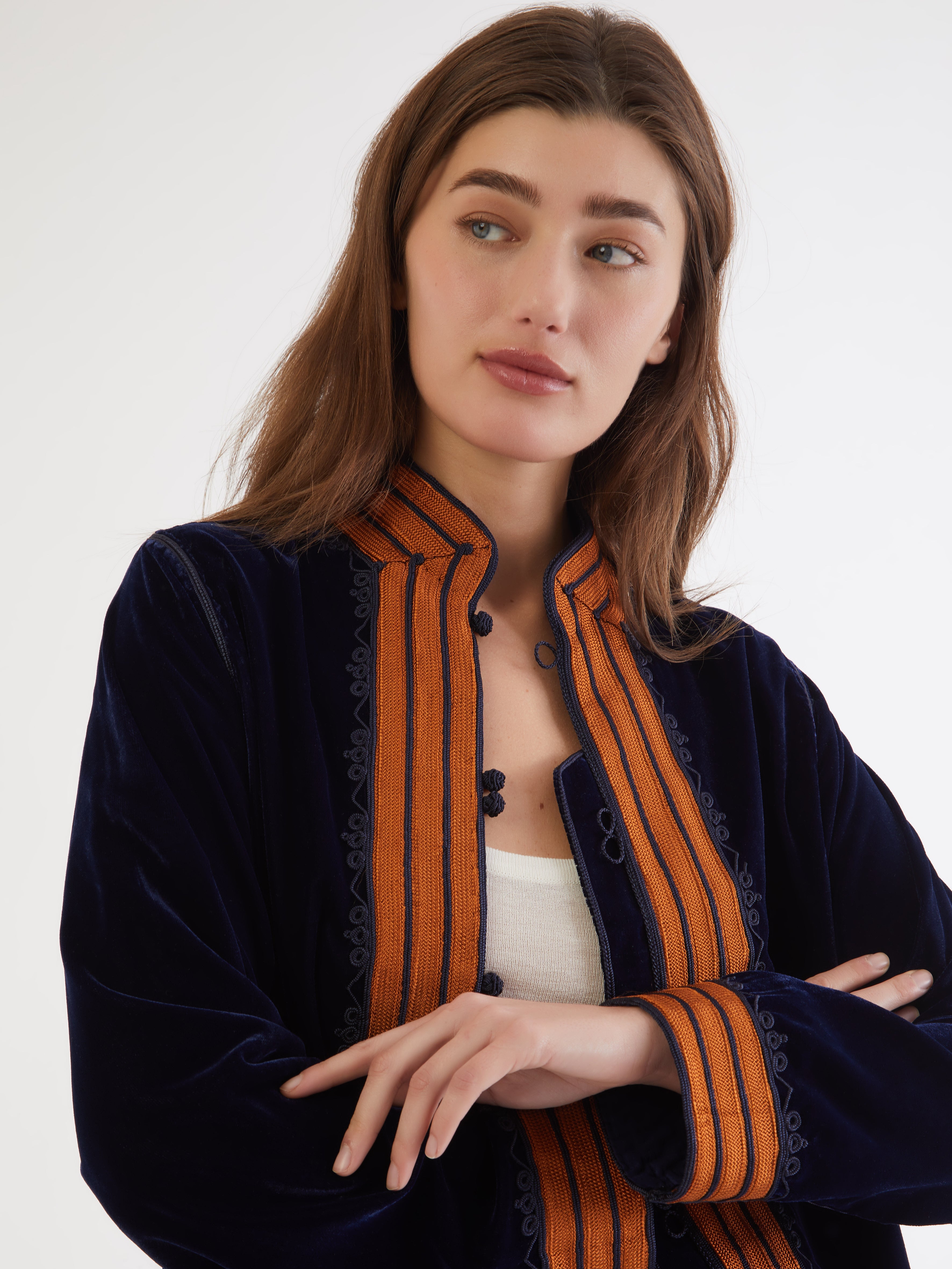 Embroidered in silk threads, Ethical fashion, craftsmanship, sustainable fashion, traditional fashion, ethnic fashion, moda etica, moda sostenibile, tecniche artigianali, moda tradizionale, moda etnica, fatto a mano, handmade, bohemian jacket, boho jacket, midseason jacket, giacca di mezza stagione, ricamo a mano, hand embroidery, silk embroidery, ricamo seta, moroccan jacket, giacca marocchina, collo coreana, giacca di velluto, velvet jacket, giacca di cashmere, cashmere jacket