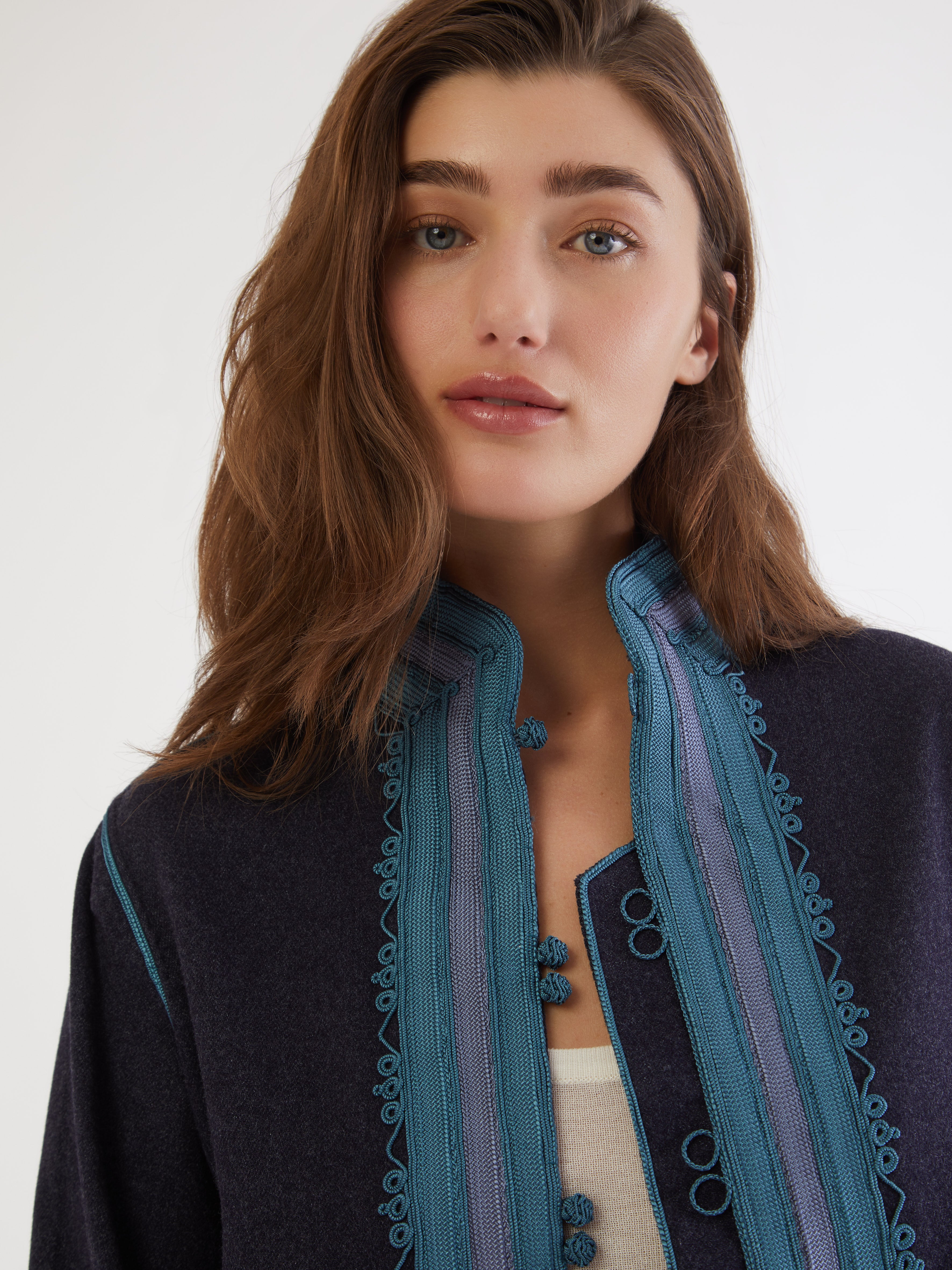 Embroidered in silk threads, Ethical fashion, craftsmanship, sustainable fashion, traditional fashion, ethnic fashion, moda etica, moda sostenibile, tecniche artigianali, moda tradizionale, moda etnica, fatto a mano, handmade, bohemian jacket, boho jacket, midseason jacket, giacca di mezza stagione, ricamo a mano, hand embroidery, silk embroidery, ricamo seta, moroccan jacket, giacca marocchina, collo coreana, giacca di velluto, velvet jacket, giacca di cashmere, cashmere jacket