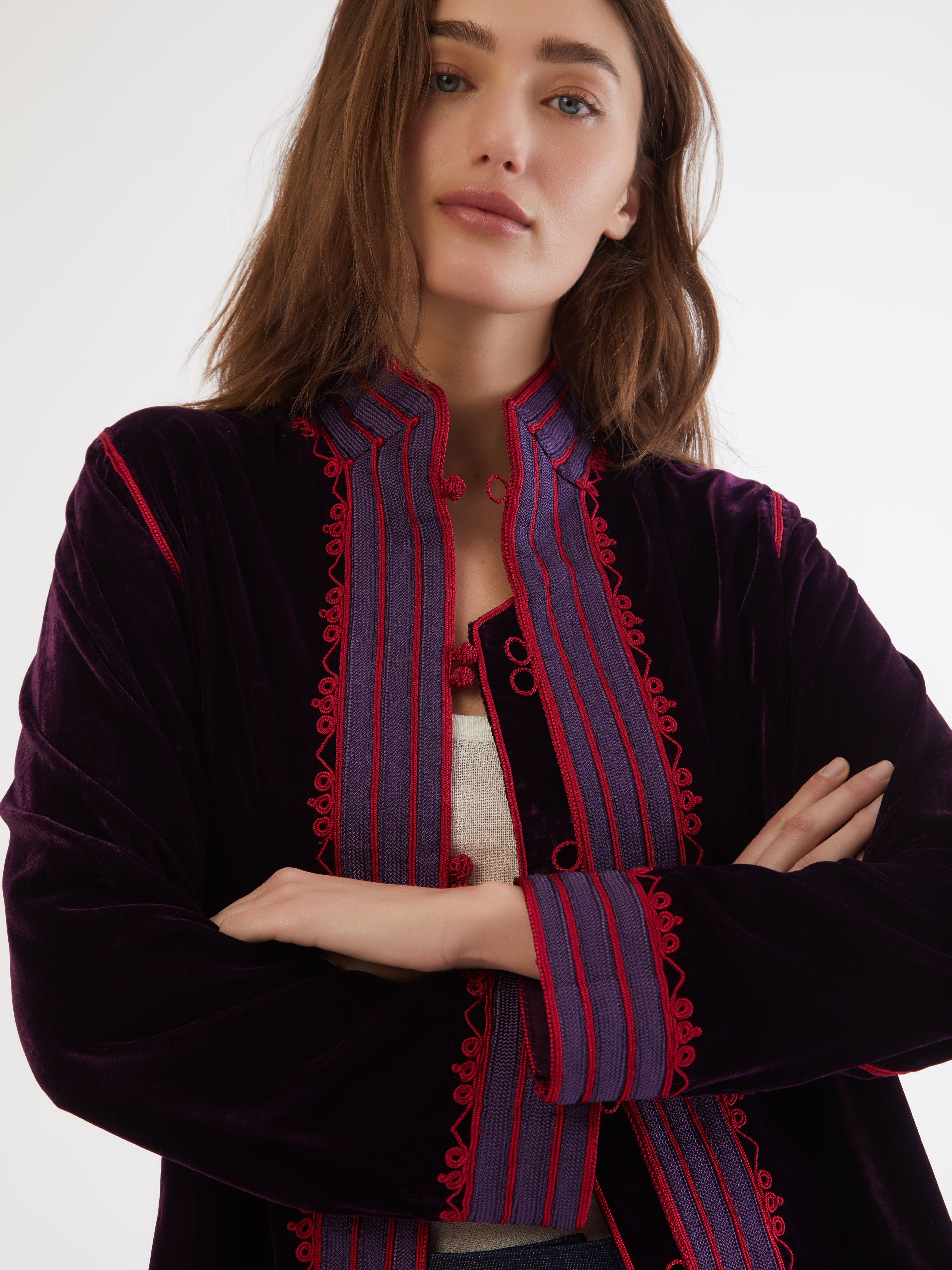 Embroidered in silk threads, Ethical fashion, craftsmanship, sustainable fashion, traditional fashion, ethnic fashion, moda etica, moda sostenibile, tecniche artigianali, moda tradizionale, moda etnica, fatto a mano, handmade, bohemian jacket, boho jacket, midseason jacket, giacca di mezza stagione, ricamo a mano, hand embroidery, silk embroidery, ricamo seta, moroccan jacket, giacca marocchina, collo coreana, giacca di velluto, velvet jacket, giacca di cashmere, cashmere jacket