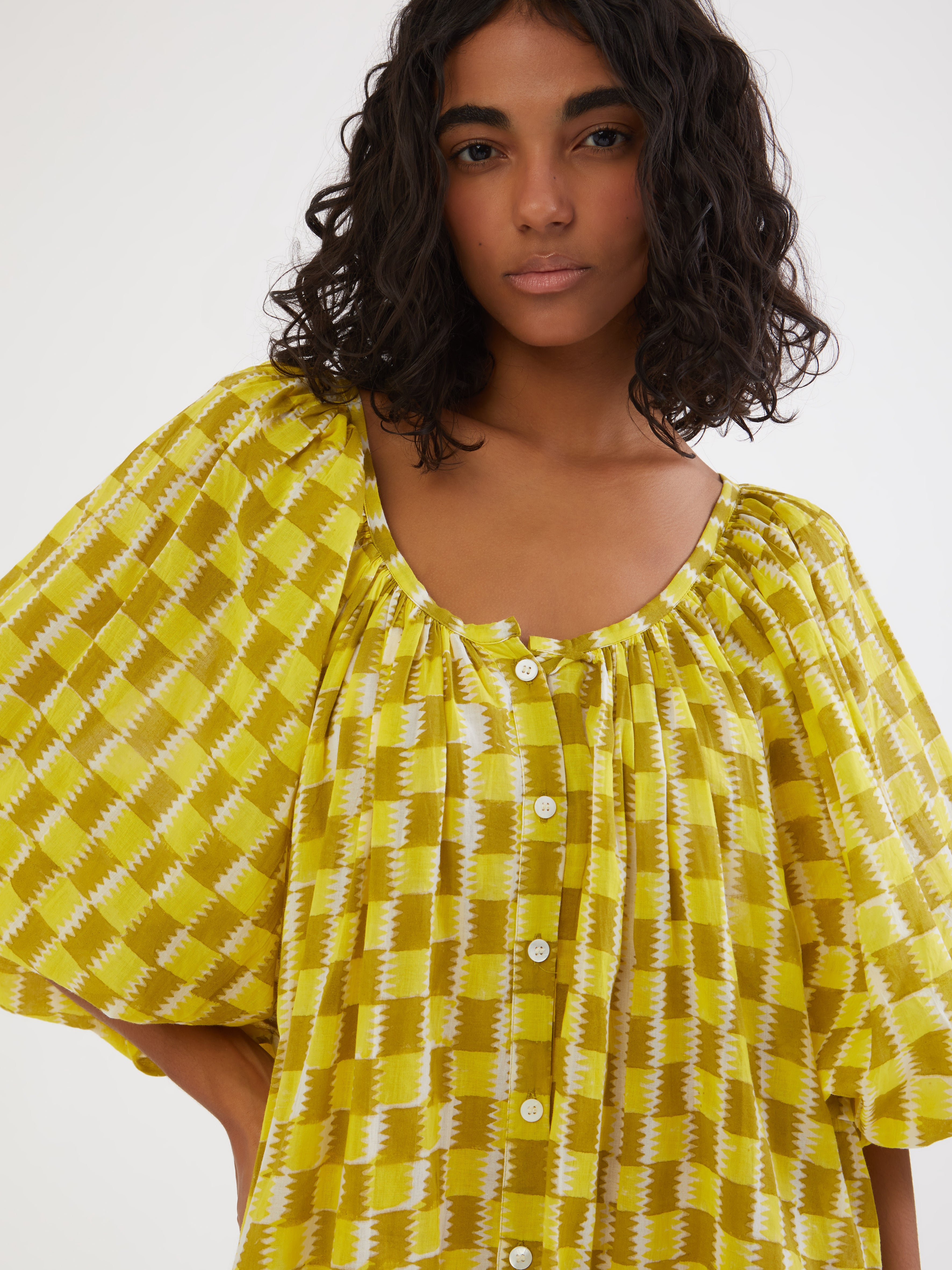 Ethical fashion, craftsmanship, sustainable fashion, traditional fashion, ethnic fashion, moda etica, moda sostenibile, tecniche artigianali, moda tradizionale, moda etnica, fatto a mano, handmade, kaftano, kaftan, beachwear, moda di spiaggia, summer wear, bohemian style, boho styile, stile bohemio, stile boho, resort wear, india, moda indiana, indian fashion, hand dye, tie dye, colorful kaftan, silk kaftan, beach style, hand printed