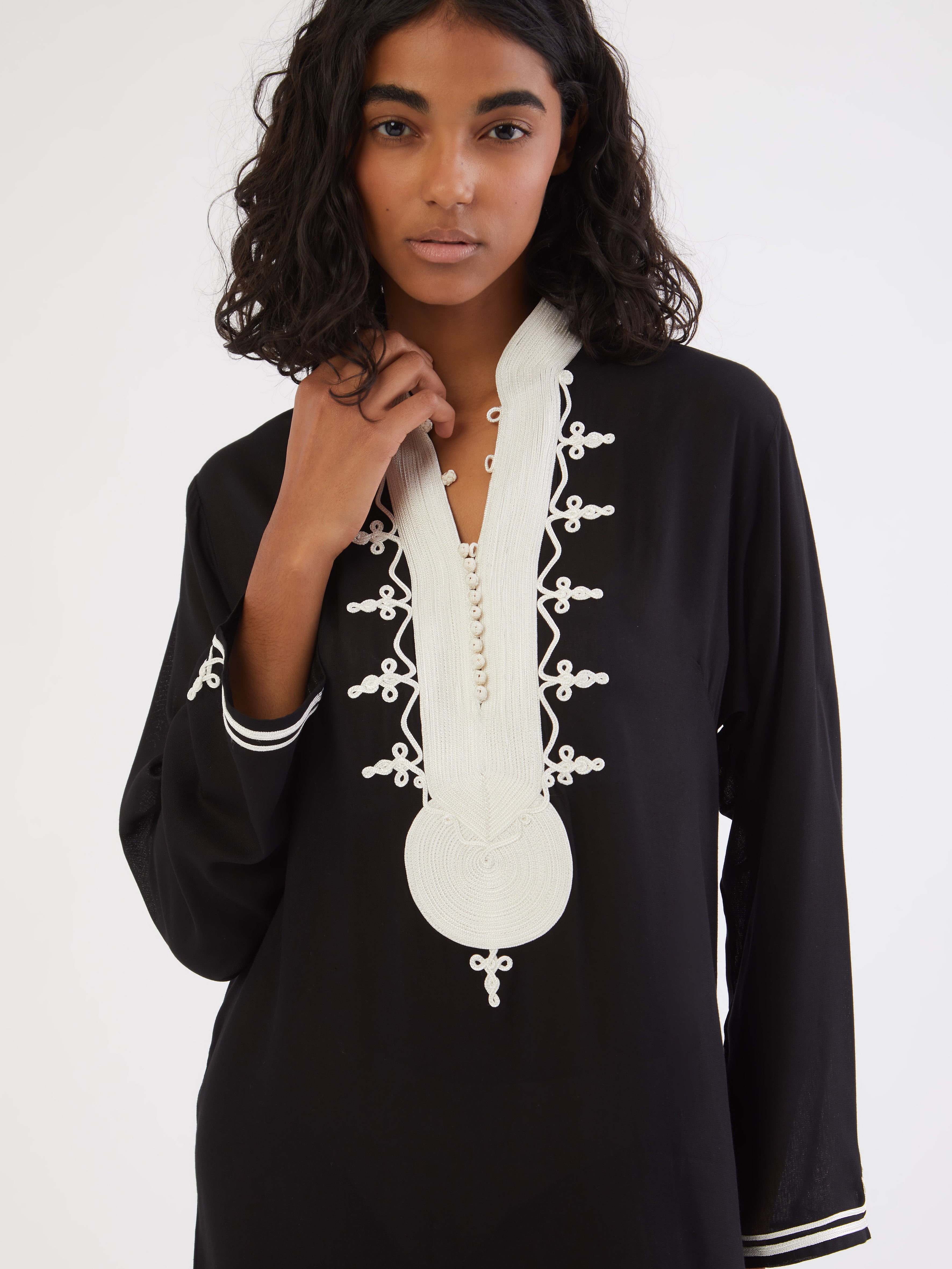 Ethical fashion, craftsmanship, sustainable fashion, traditional fashion, ethnic fashion, moda etica, moda sostenibile, tecniche artigianali, moda tradizionale, moda etnica, fatto a mano, handmade, kaftano, kaftan, beachwear, moda di spiaggia, summer wear, bohemian style, boho styile, stile bohemio, stile boho, resort wear, morocco, moda marochina, moroccan fashion, moroccan style, hand embroidery, ricamato a mano, ricamo, ricamo marocchino, moroccan embroidery, colorful kaftan, cotton kaftan, beach style. 