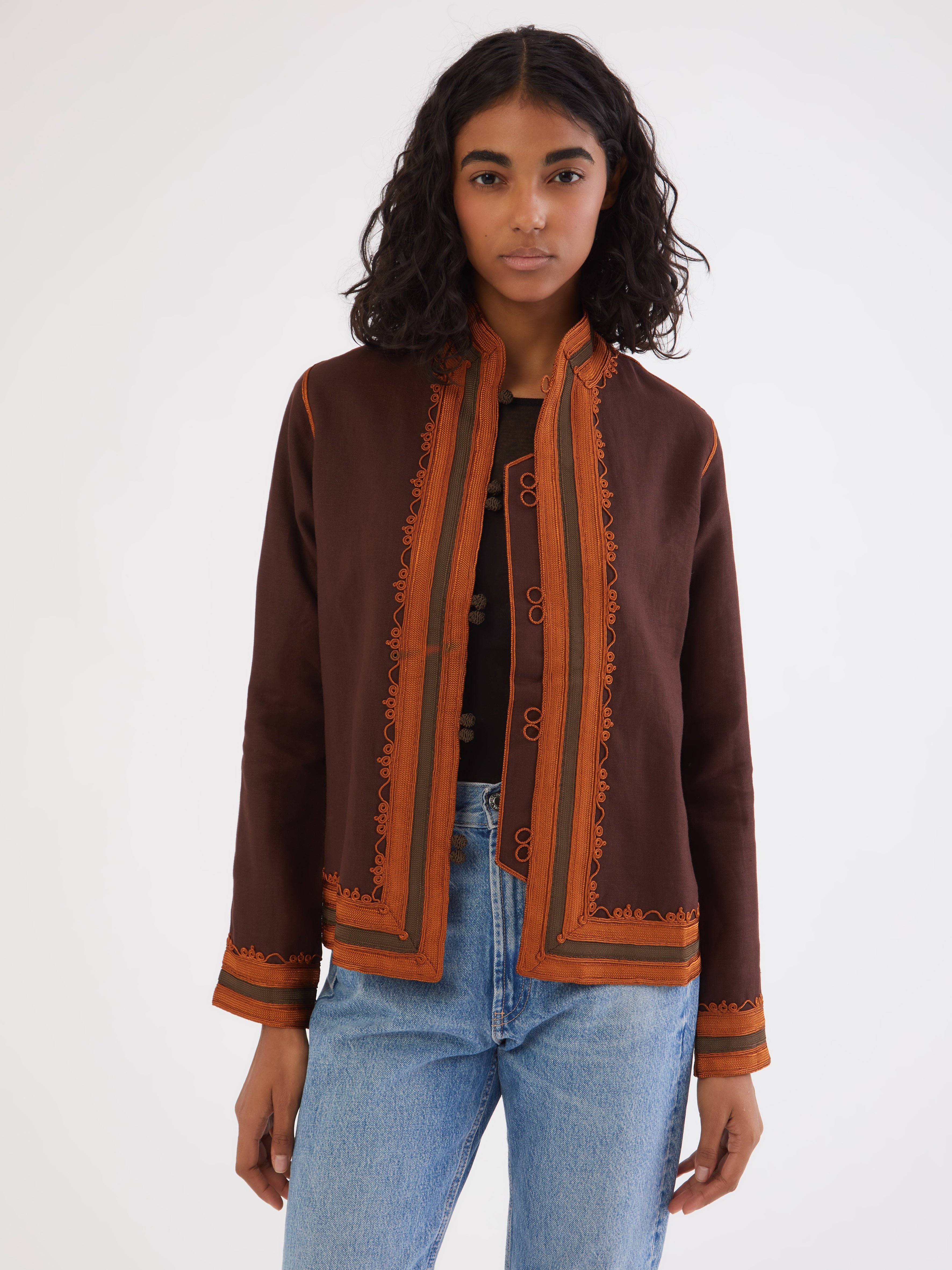 Embroidered in silk threads, Ethical fashion, craftsmanship, sustainable fashion, traditional fashion, ethnic fashion, moda etica, moda sostenibile, tecniche artigianali, moda tradizionale, moda etnica, fatto a mano, handmade, bohemian jacket, boho jacket, midseason jacket, giacca di mezza stagione, ricamo a mano, hand embroidery, silk embroidery, ricamo seta, moroccan jacket, giacca marocchina, collo coreana, giacca di lino, linen jacket