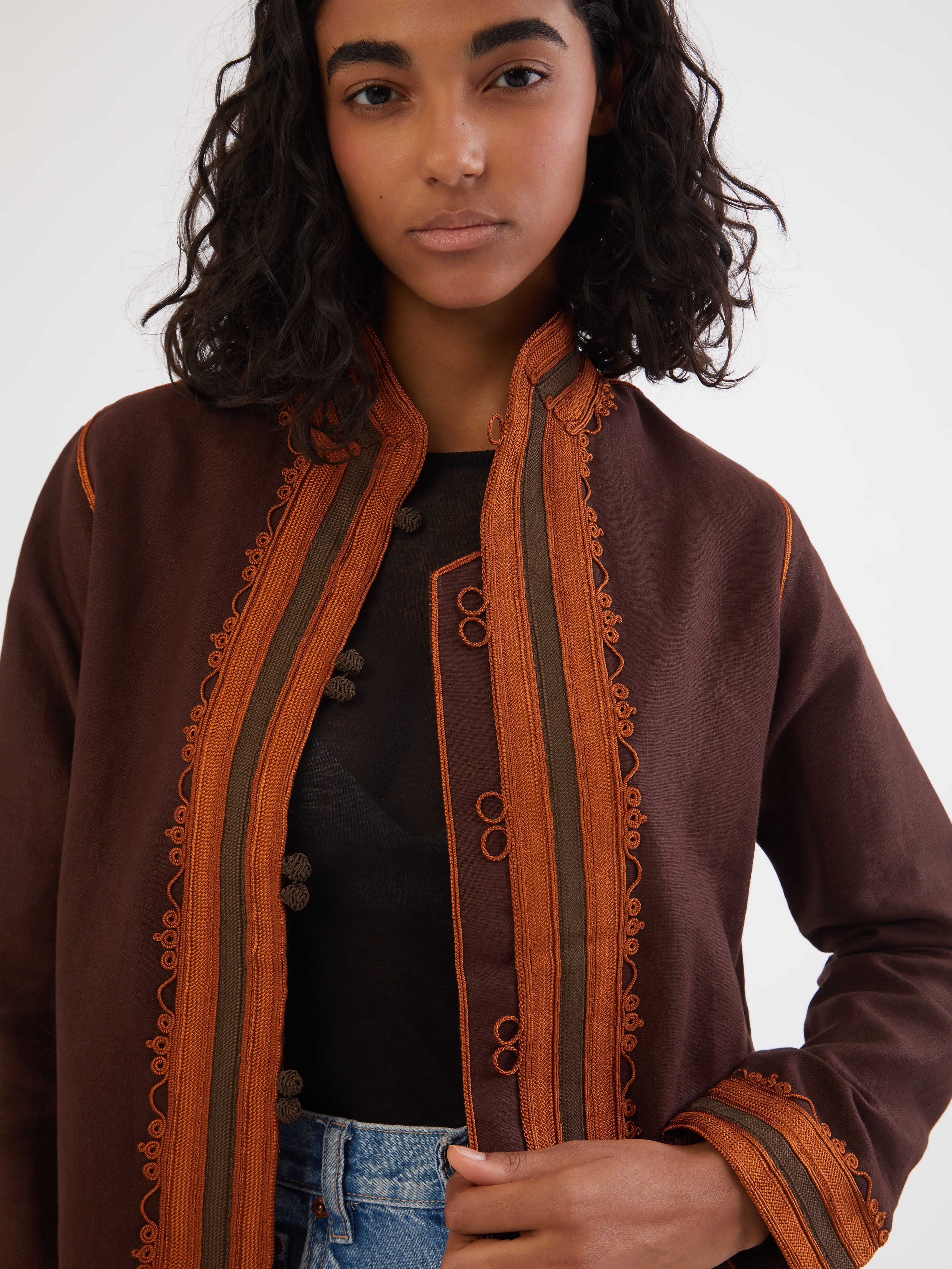 Embroidered in silk threads, Ethical fashion, craftsmanship, sustainable fashion, traditional fashion, ethnic fashion, moda etica, moda sostenibile, tecniche artigianali, moda tradizionale, moda etnica, fatto a mano, handmade, bohemian jacket, boho jacket, midseason jacket, giacca di mezza stagione, ricamo a mano, hand embroidery, silk embroidery, ricamo seta, moroccan jacket, giacca marocchina, collo coreana, giacca di lino, linen jacket