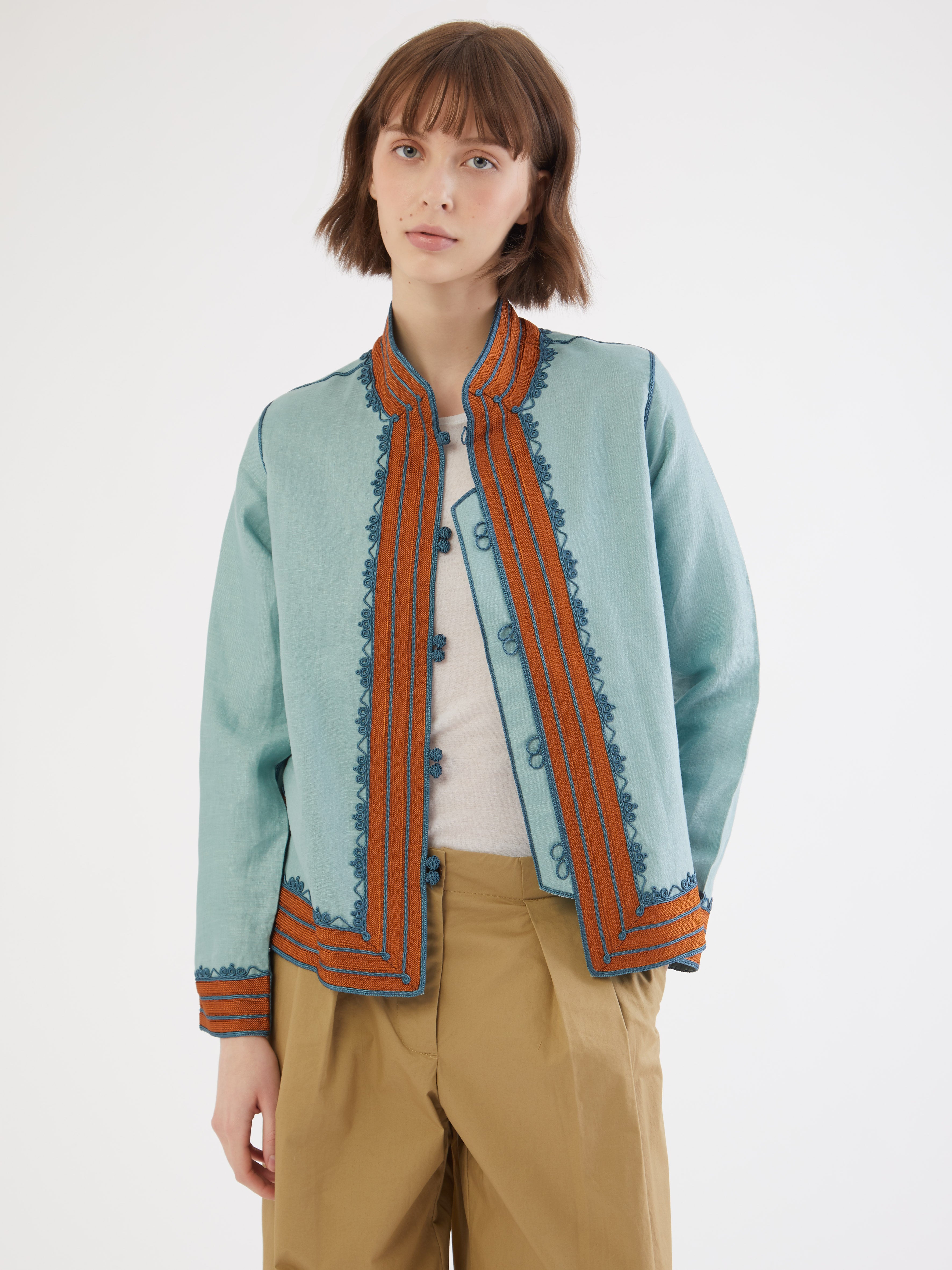 Embroidered in silk threads, Ethical fashion, craftsmanship, sustainable fashion, traditional fashion, ethnic fashion, moda etica, moda sostenibile, tecniche artigianali, moda tradizionale, moda etnica, fatto a mano, handmade, bohemian jacket, boho jacket, midseason jacket, giacca di mezza stagione, ricamo a mano, hand embroidery, silk embroidery, ricamo seta, moroccan jacket, giacca marocchina, collo coreana, giacca di lino, linen jacket
