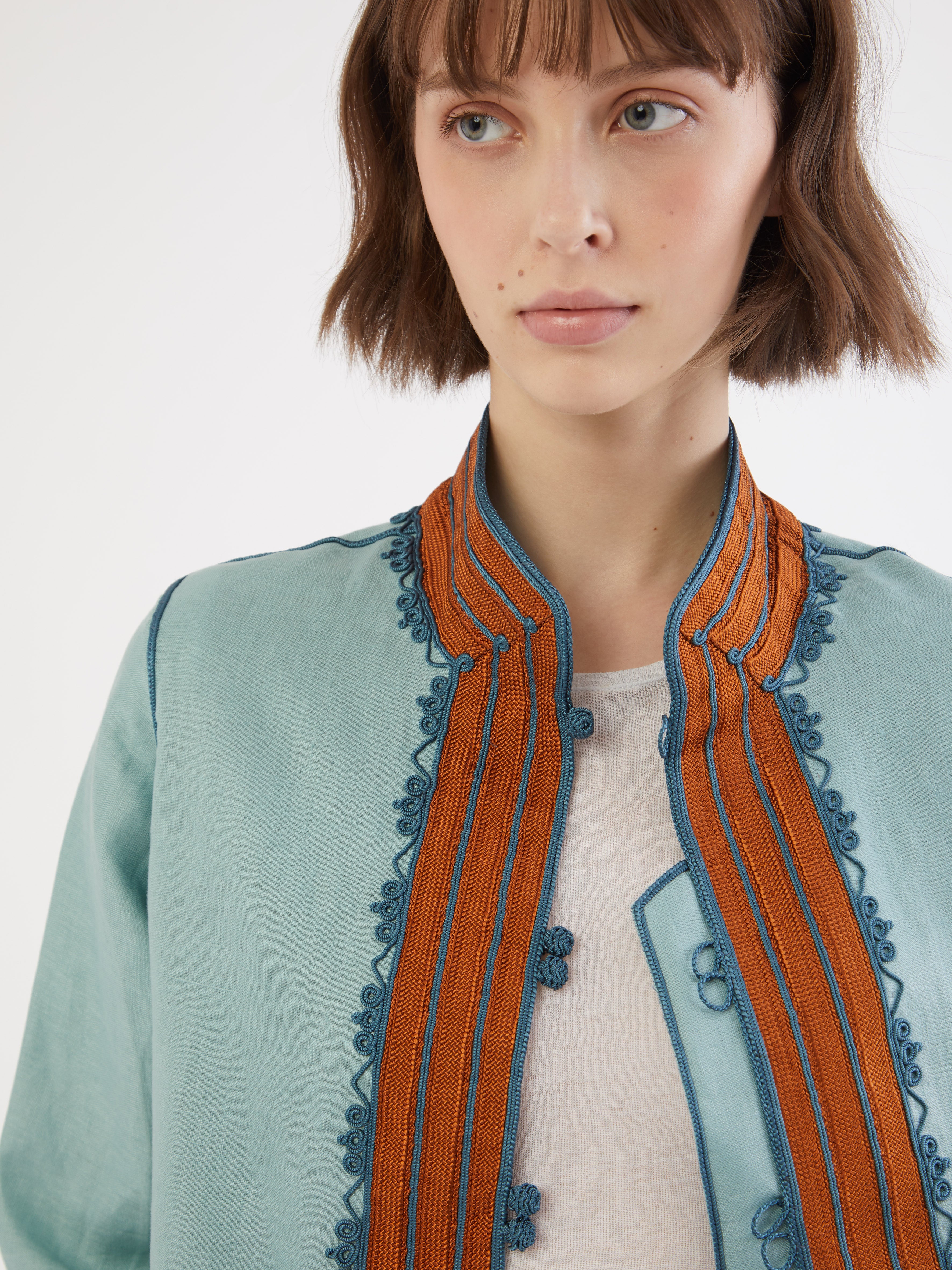 Embroidered in silk threads, Ethical fashion, craftsmanship, sustainable fashion, traditional fashion, ethnic fashion, moda etica, moda sostenibile, tecniche artigianali, moda tradizionale, moda etnica, fatto a mano, handmade, bohemian jacket, boho jacket, midseason jacket, giacca di mezza stagione, ricamo a mano, hand embroidery, silk embroidery, ricamo seta, moroccan jacket, giacca marocchina, collo coreana, giacca di lino, linen jacket