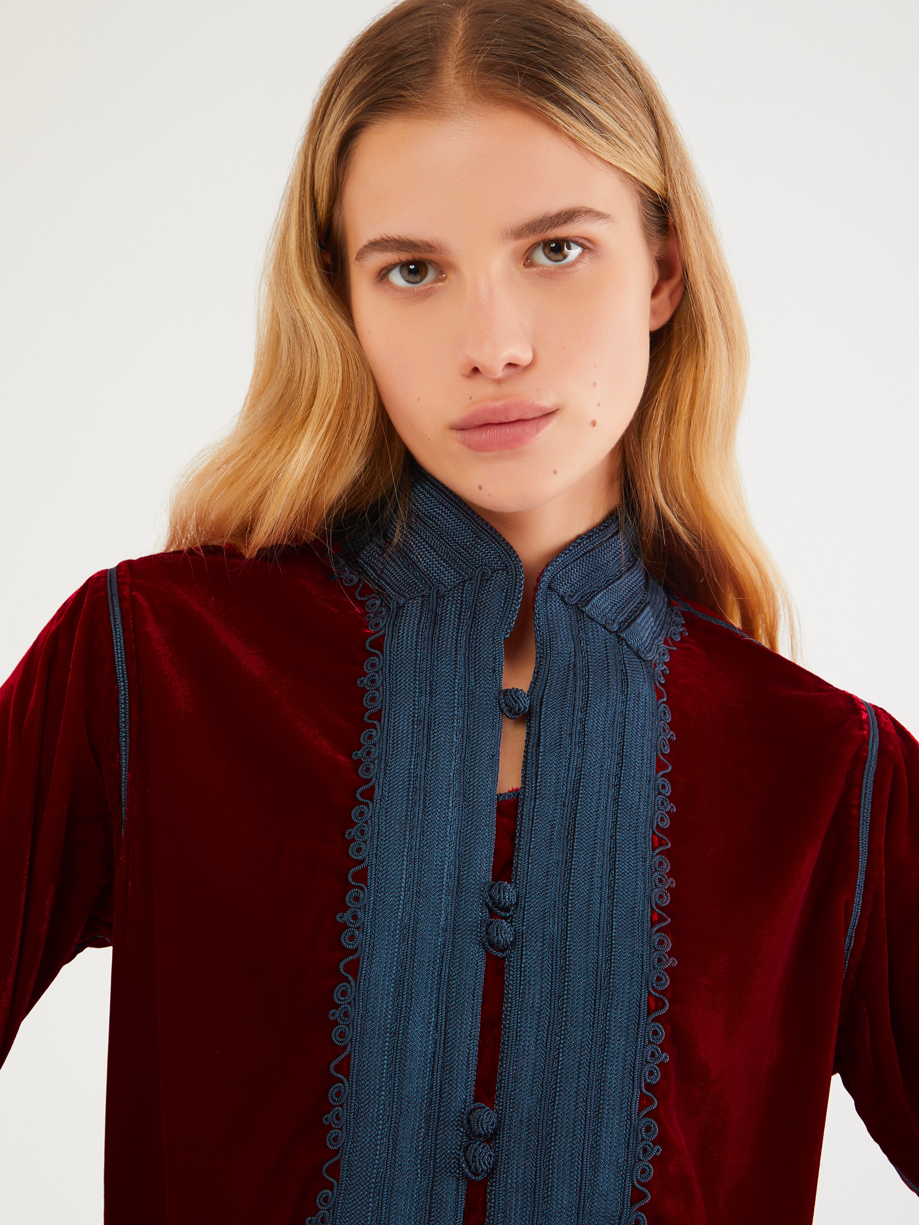 Embroidered in silk threads, Ethical fashion, craftsmanship, sustainable fashion, traditional fashion, ethnic fashion, moda etica, moda sostenibile, tecniche artigianali, moda tradizionale, moda etnica, fatto a mano, handmade, bohemian jacket, boho jacket, midseason jacket, giacca di mezza stagione, ricamo a mano, hand embroidery, silk embroidery, ricamo seta, moroccan jacket, giacca marocchina, collo coreana, giacca di velluto, velvet jacket, giacca di cashmere, cashmere jacket