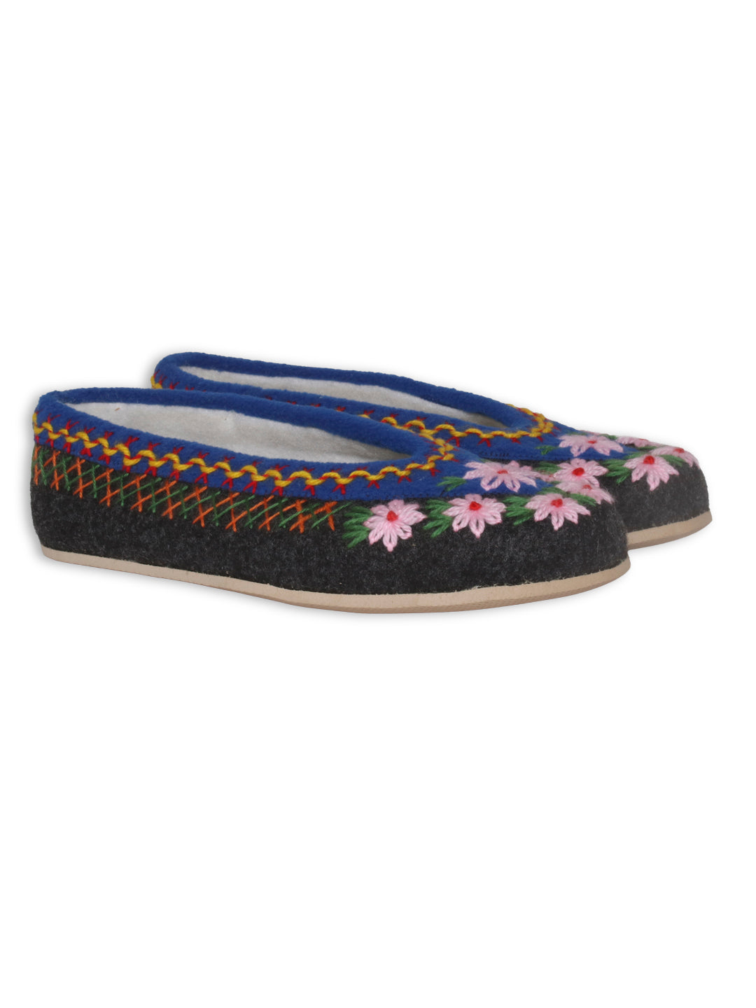 POLISH SLIPPERS, FELT SLIPPERS, WINTER SLIPPERS, WOOL SLIPPERS, EMBROIDERED SLIPPERS, COZY SLIPPERS, WINTER TIME, PANTOFOLE POLACCHE, TRADITIONAL SLIPPERS, MATCHY SLIPPERS, MUM AND ME, PANTOFOLE DI FELTRO, PANTOFOLE DI LANA, PANTOFOLE RICAMATE, PANTOFOLE INVERNALI, PANTOFOLE RICAMATE, HAND MADE, FATTO A MANO, ARTIGIANALE