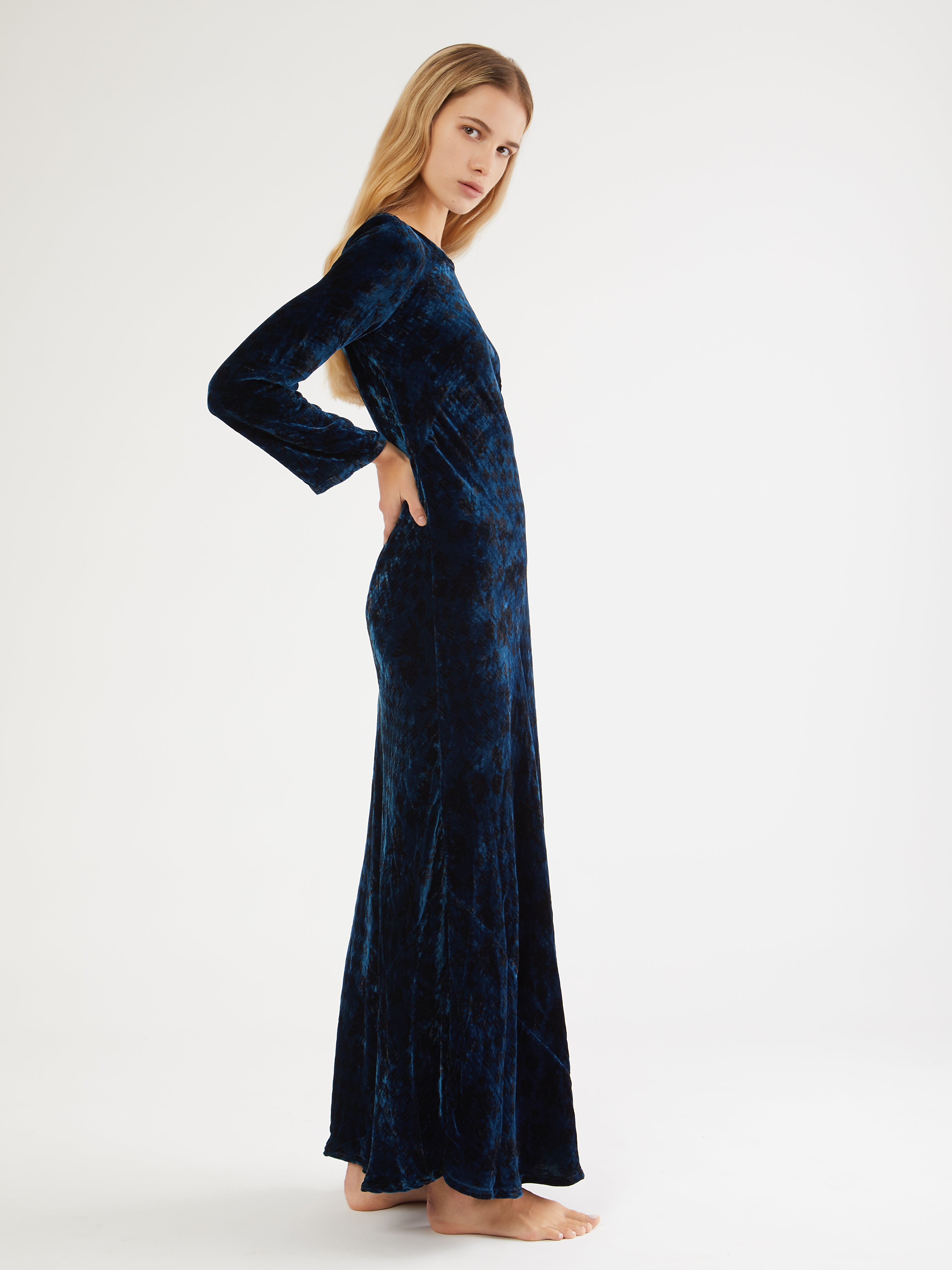 340+ Velvet Gown Stock Photos, Pictures & Royalty-Free Images - iStock | Velvet  dress