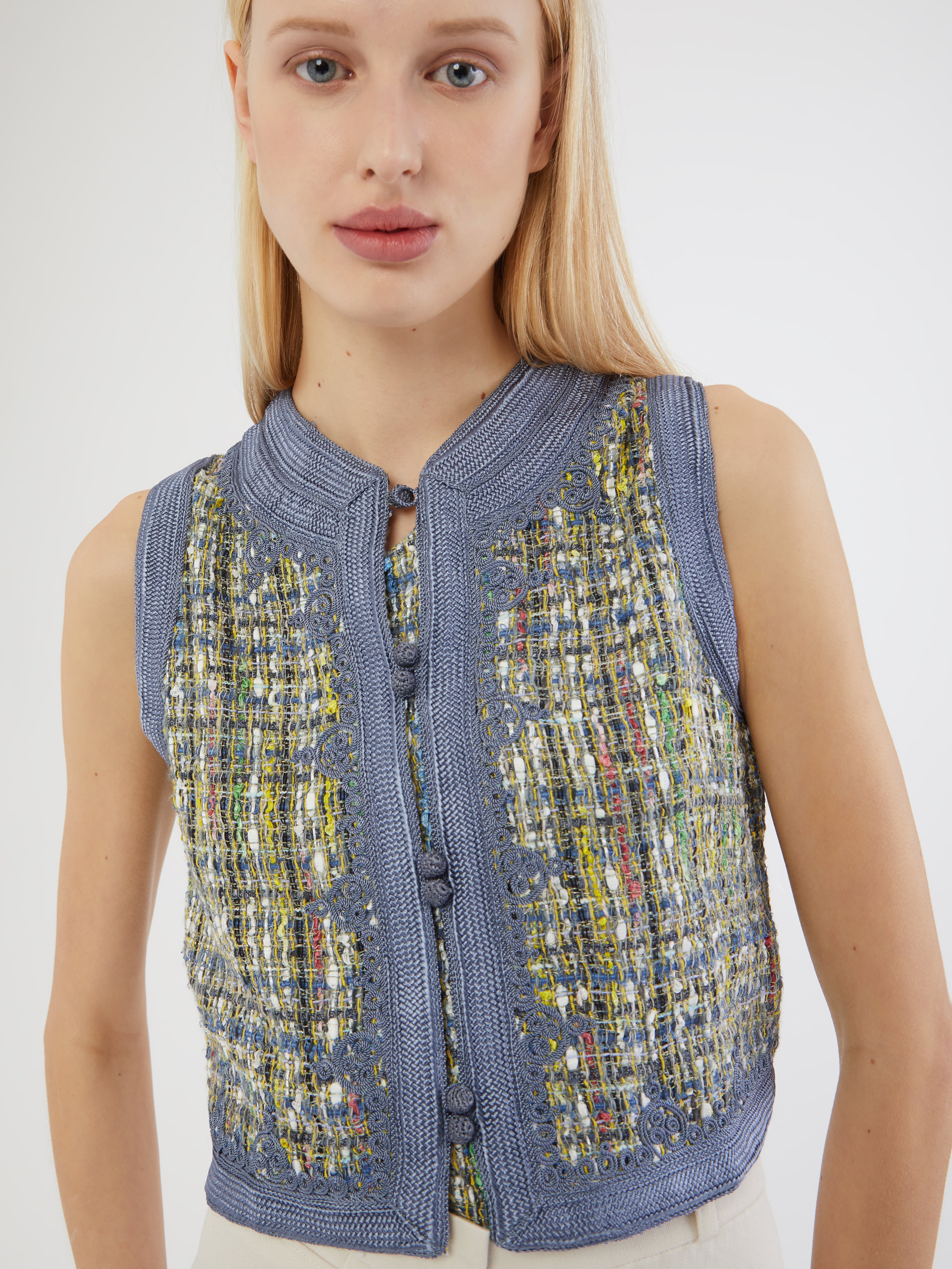 Embroidered in silk threads, Ethical fashion, craftsmanship, sustainable fashion, traditional fashion, ethnic fashion, moda etica, moda sostenibile, tecniche artigianali, moda tradizionale, moda etnica, fatto a mano, handmade, bohemian jacket, boho vest, midseason vest, gilet di mezza stagione, ricamo a mano, hand embroidery, silk embroidery, ricamo seta, moroccan vest, gilet marocchina, collo coreana, giacca di lana bouclé, wool bouclé vest, wool bouclé
