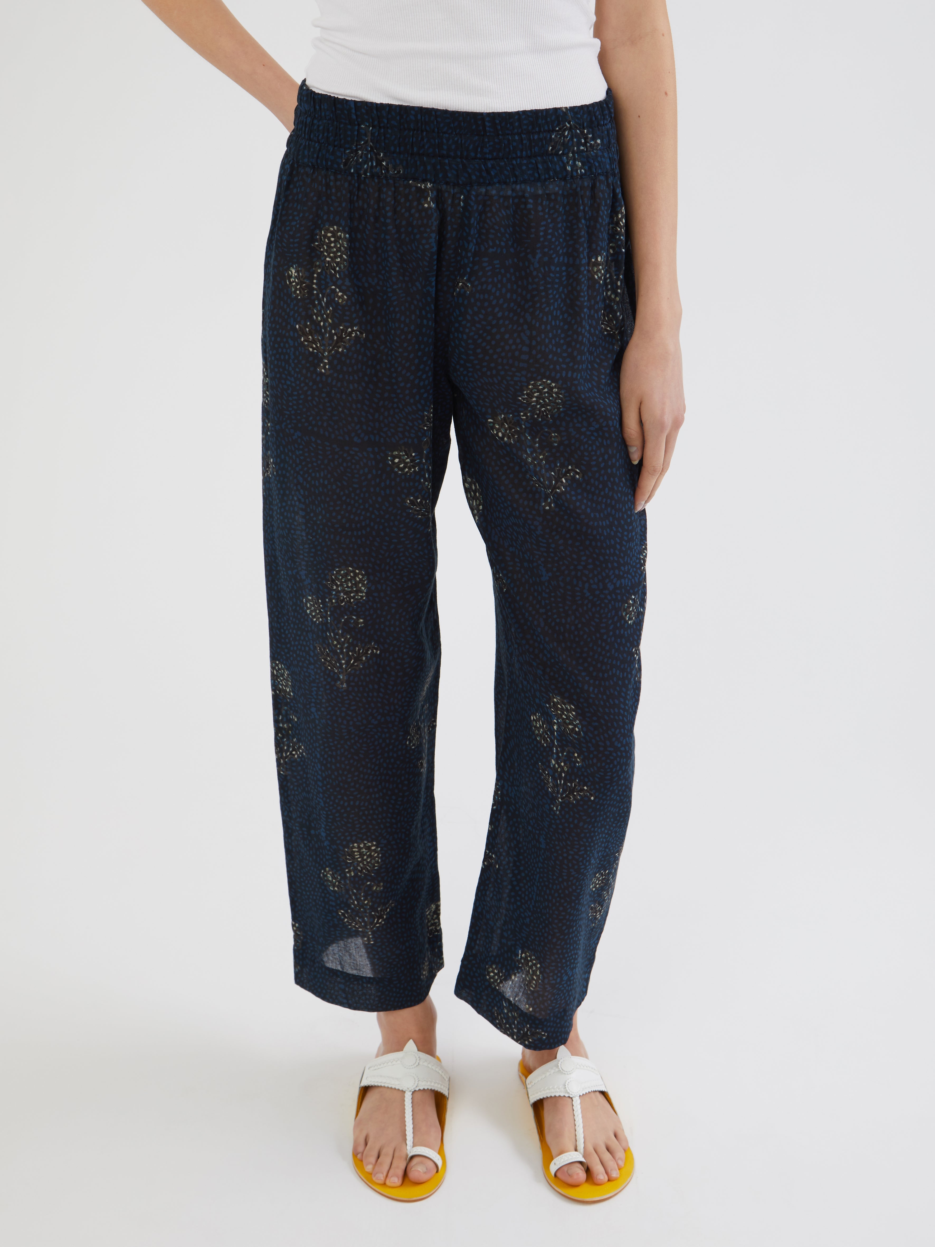 HANDMADE, HANDMADE IN INDIA, MADE IN INDIA, 100% SILK, BLOCK PRINT, ARTISANAL PRINTING, FATTO A MANO, PIGIAMA LOOK, PANTALONI DI COTONE, PANTALONI ESTIVI, SUMMER PANTS, SUMMER SET, COTTON SET, COTTON SHIRT, CAMICIA DI COTONE, COLLO ALLA COREANA, MANDARIN COLLAR SHIRT, FABRIC TOGGLE BUTTONS, BOTTONI DI TESSUTO