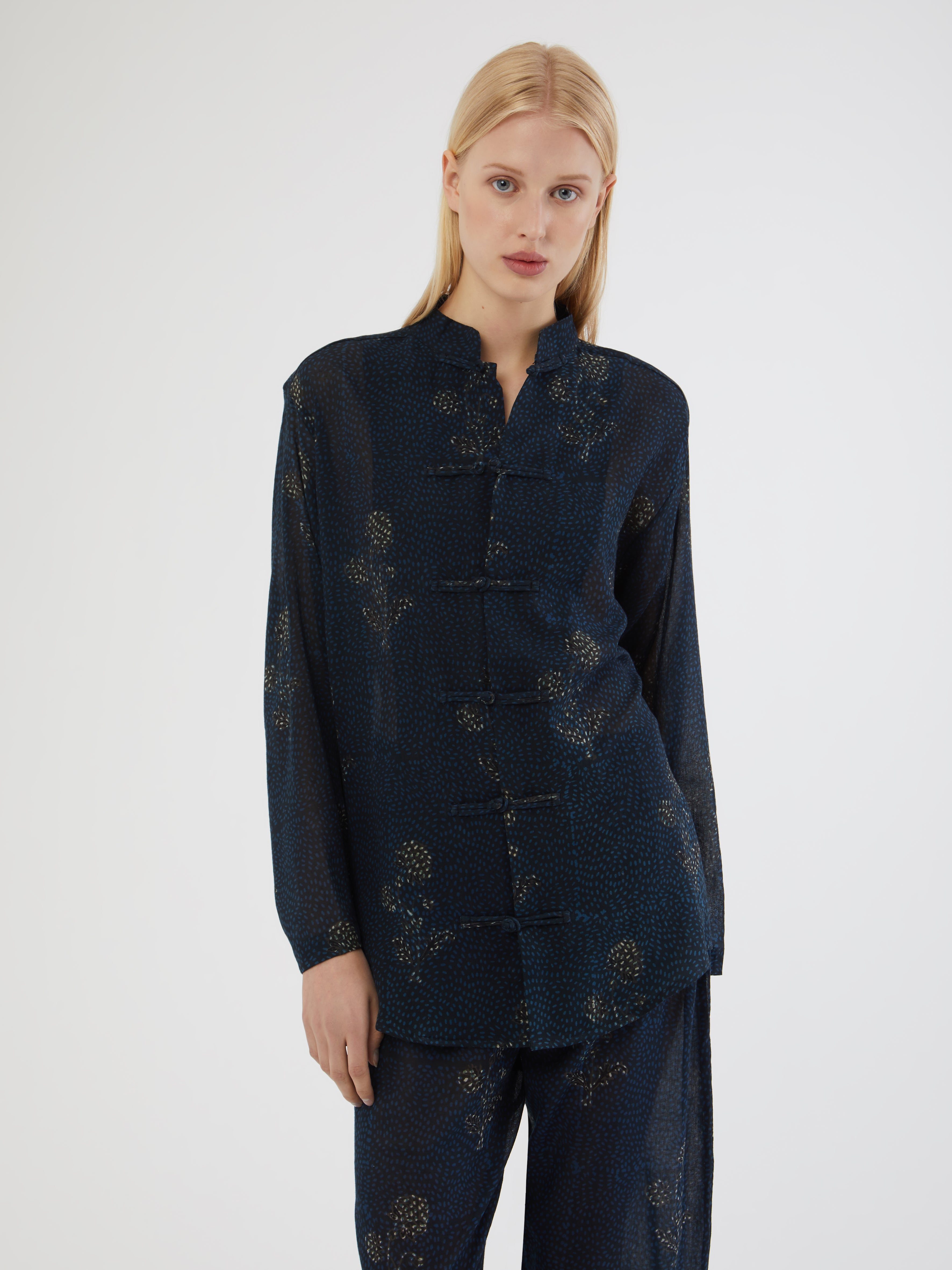 HANDMADE, HANDMADE IN INDIA, MADE IN INDIA, 100% SILK, BLOCK PRINT, ARTISANAL PRINTING, FATTO A MANO, PIGIAMA LOOK, PANTALONI DI COTONE, PANTALONI ESTIVI, SUMMER PANTS, SUMMER SET, COTTON SET, COTTON SHIRT, CAMICIA DI COTONE, COLLO ALLA COREANA, MANDARIN COLLAR SHIRT, FABRIC TOGGLE BUTTONS, BOTTONI DI TESSUTO