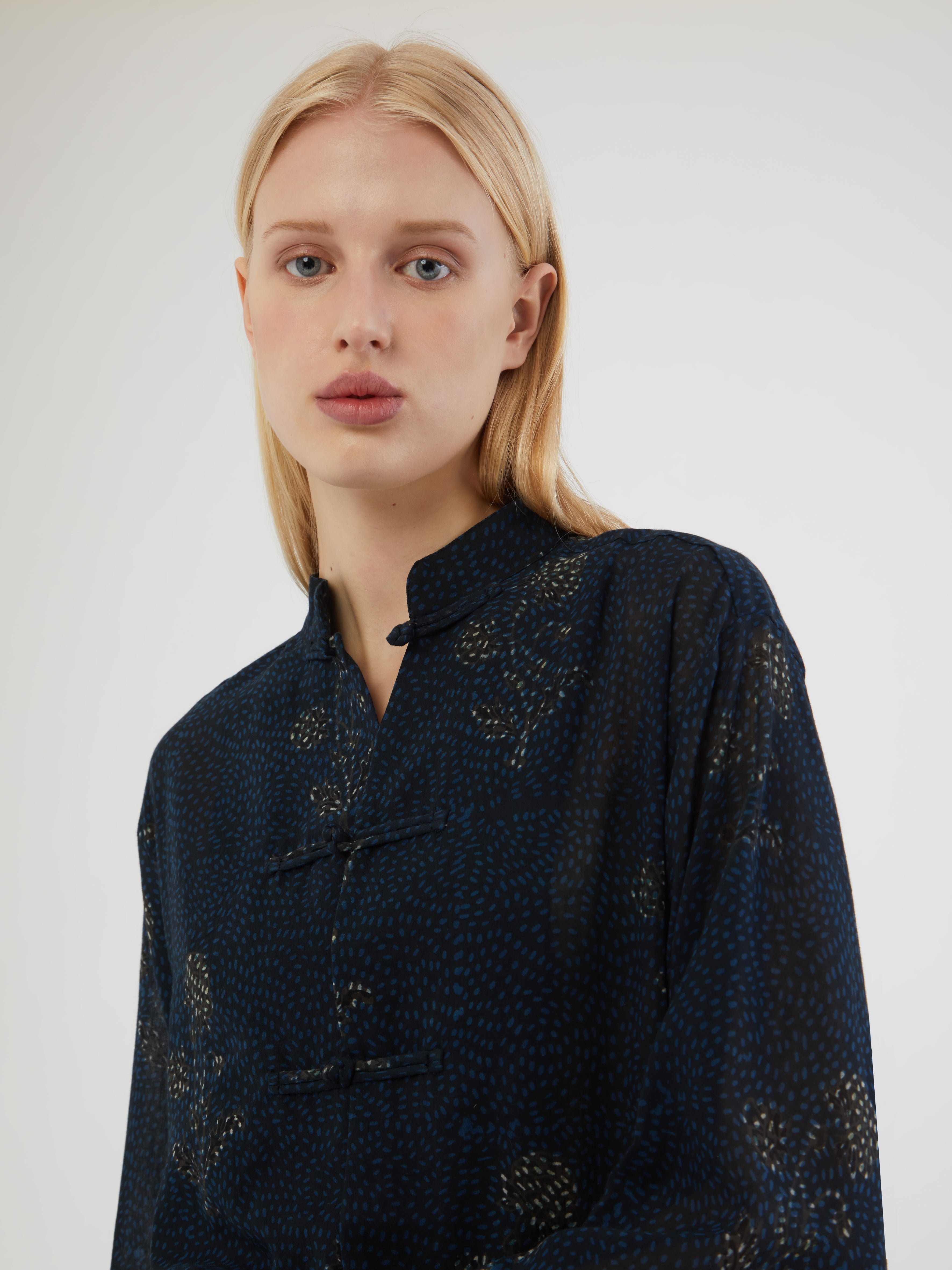 HANDMADE, HANDMADE IN INDIA, MADE IN INDIA, 100% SILK, BLOCK PRINT, ARTISANAL PRINTING, FATTO A MANO, PIGIAMA LOOK, PANTALONI DI COTONE, PANTALONI ESTIVI, SUMMER PANTS, SUMMER SET, COTTON SET, COTTON SHIRT, CAMICIA DI COTONE, COLLO ALLA COREANA, MANDARIN COLLAR SHIRT, FABRIC TOGGLE BUTTONS, BOTTONI DI TESSUTO