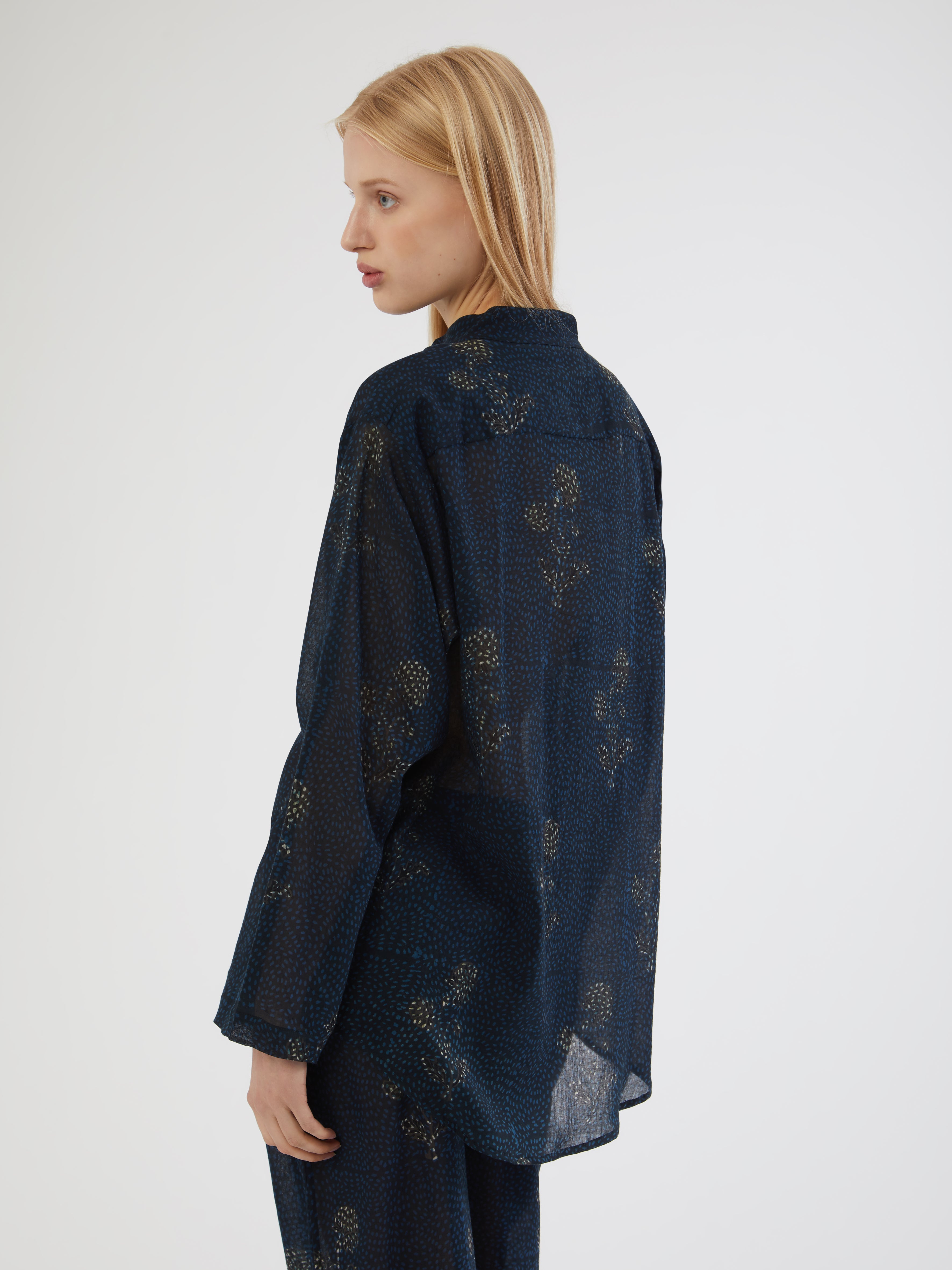 HANDMADE, HANDMADE IN INDIA, MADE IN INDIA, 100% SILK, BLOCK PRINT, ARTISANAL PRINTING, FATTO A MANO, PIGIAMA LOOK, PANTALONI DI COTONE, PANTALONI ESTIVI, SUMMER PANTS, SUMMER SET, COTTON SET, COTTON SHIRT, CAMICIA DI COTONE, COLLO ALLA COREANA, MANDARIN COLLAR SHIRT, FABRIC TOGGLE BUTTONS, BOTTONI DI TESSUTO