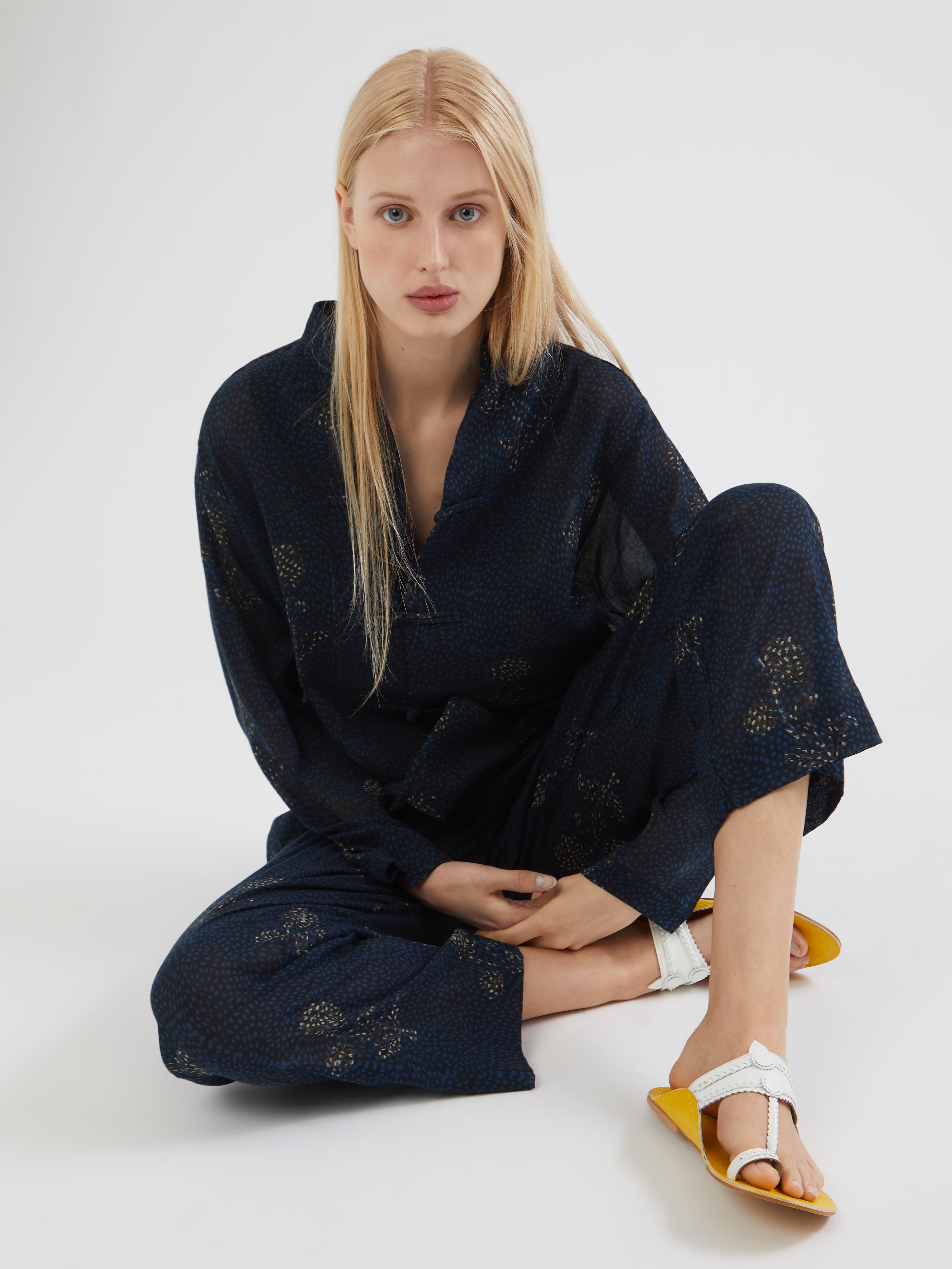 HANDMADE, HANDMADE IN INDIA, MADE IN INDIA, 100% SILK, BLOCK PRINT, ARTISANAL PRINTING, FATTO A MANO, PIGIAMA LOOK, PANTALONI DI COTONE, PANTALONI ESTIVI, SUMMER PANTS, SUMMER SET, COTTON SET, COTTON SHIRT, CAMICIA DI COTONE, COLLO ALLA COREANA, MANDARIN COLLAR SHIRT, FABRIC TOGGLE BUTTONS, BOTTONI DI TESSUTO