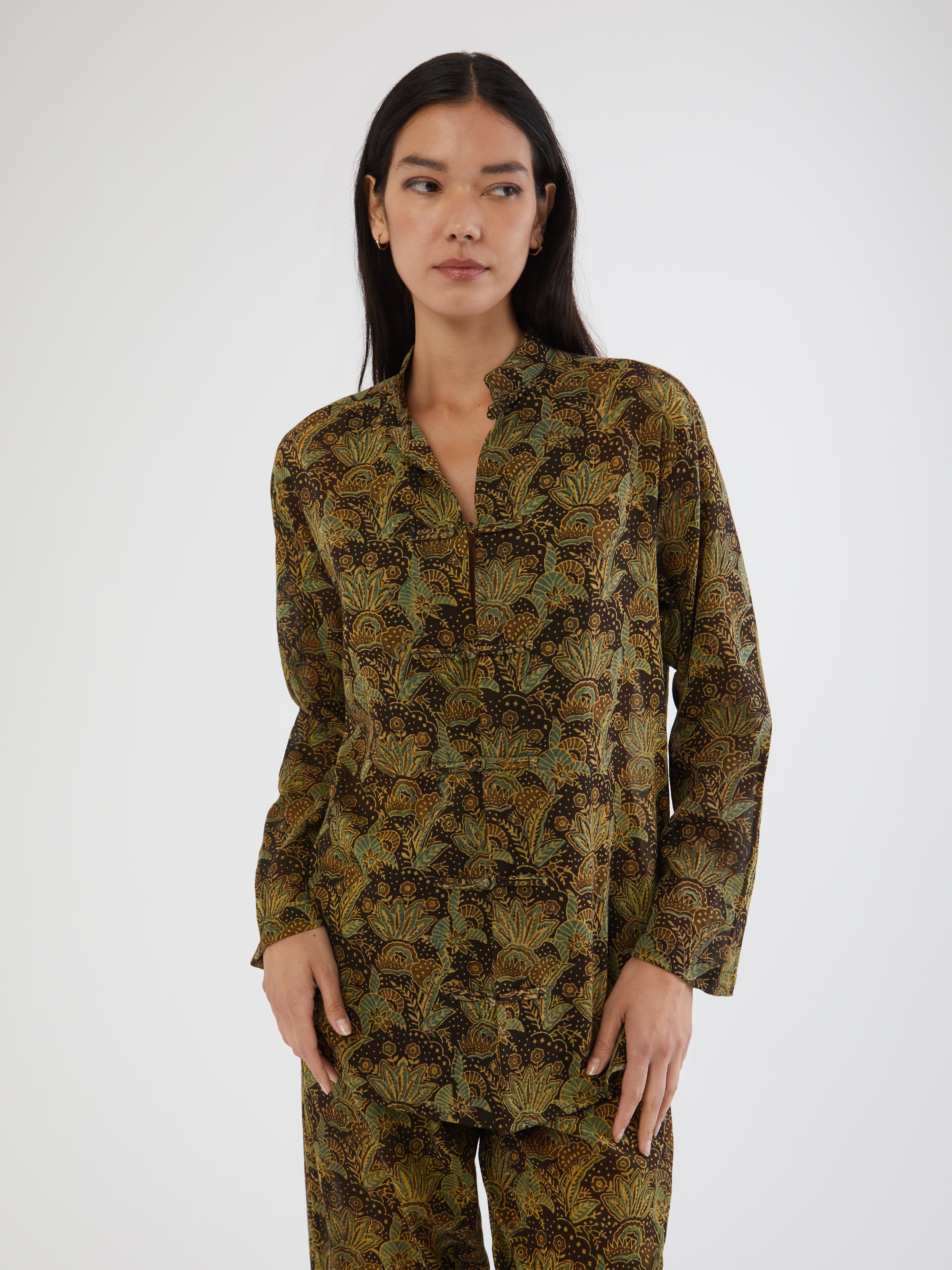 HANDMADE, HANDMADE IN INDIA, MADE IN INDIA, 100% SILK, BLOCK PRINT, ARTISANAL PRINTING, FATTO A MANO, PIGIAMA LOOK, PANTALONI DI COTONE, PANTALONI ESTIVI, SUMMER PANTS, SUMMER SET, COTTON SET, COTTON SHIRT, CAMICIA DI COTONE, COLLO ALLA COREANA, MANDARIN COLLAR SHIRT, FABRIC TOGGLE BUTTONS, BOTTONI DI TESSUTO