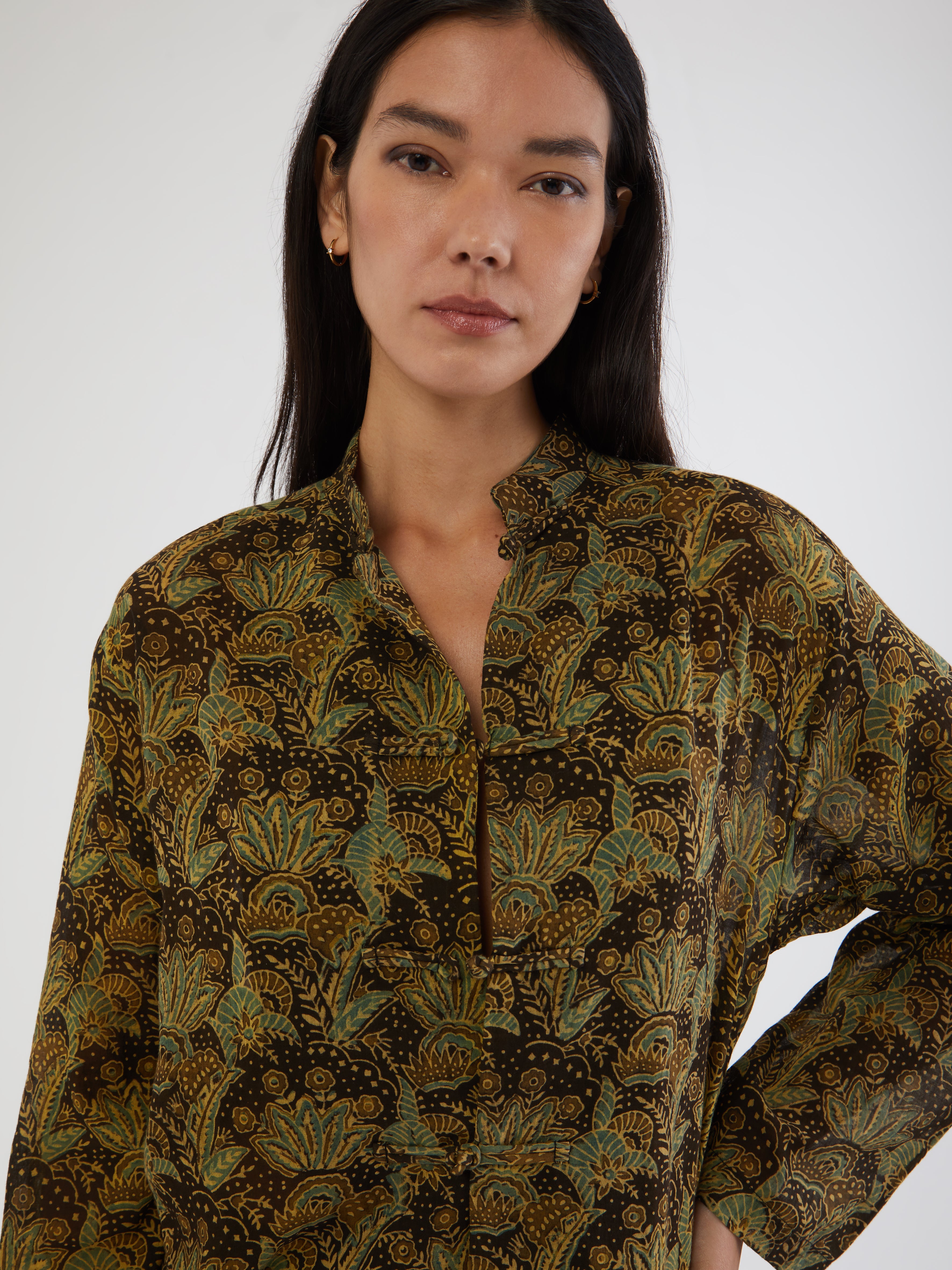 HANDMADE, HANDMADE IN INDIA, MADE IN INDIA, 100% SILK, BLOCK PRINT, ARTISANAL PRINTING, FATTO A MANO, PIGIAMA LOOK, PANTALONI DI COTONE, PANTALONI ESTIVI, SUMMER PANTS, SUMMER SET, COTTON SET, COTTON SHIRT, CAMICIA DI COTONE, COLLO ALLA COREANA, MANDARIN COLLAR SHIRT, FABRIC TOGGLE BUTTONS, BOTTONI DI TESSUTO