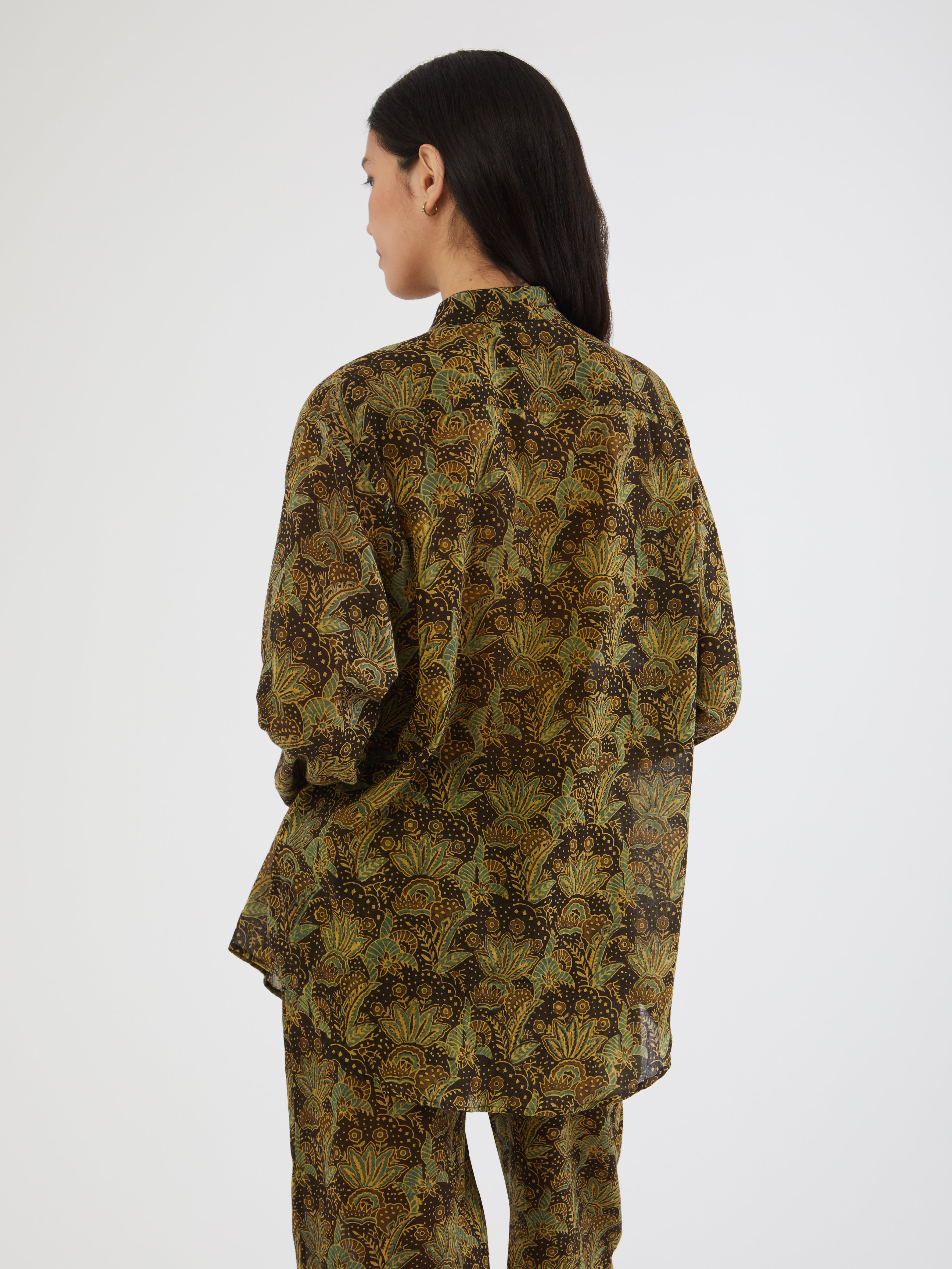 HANDMADE, HANDMADE IN INDIA, MADE IN INDIA, 100% SILK, BLOCK PRINT, ARTISANAL PRINTING, FATTO A MANO, PIGIAMA LOOK, PANTALONI DI COTONE, PANTALONI ESTIVI, SUMMER PANTS, SUMMER SET, COTTON SET, COTTON SHIRT, CAMICIA DI COTONE, COLLO ALLA COREANA, MANDARIN COLLAR SHIRT, FABRIC TOGGLE BUTTONS, BOTTONI DI TESSUTO