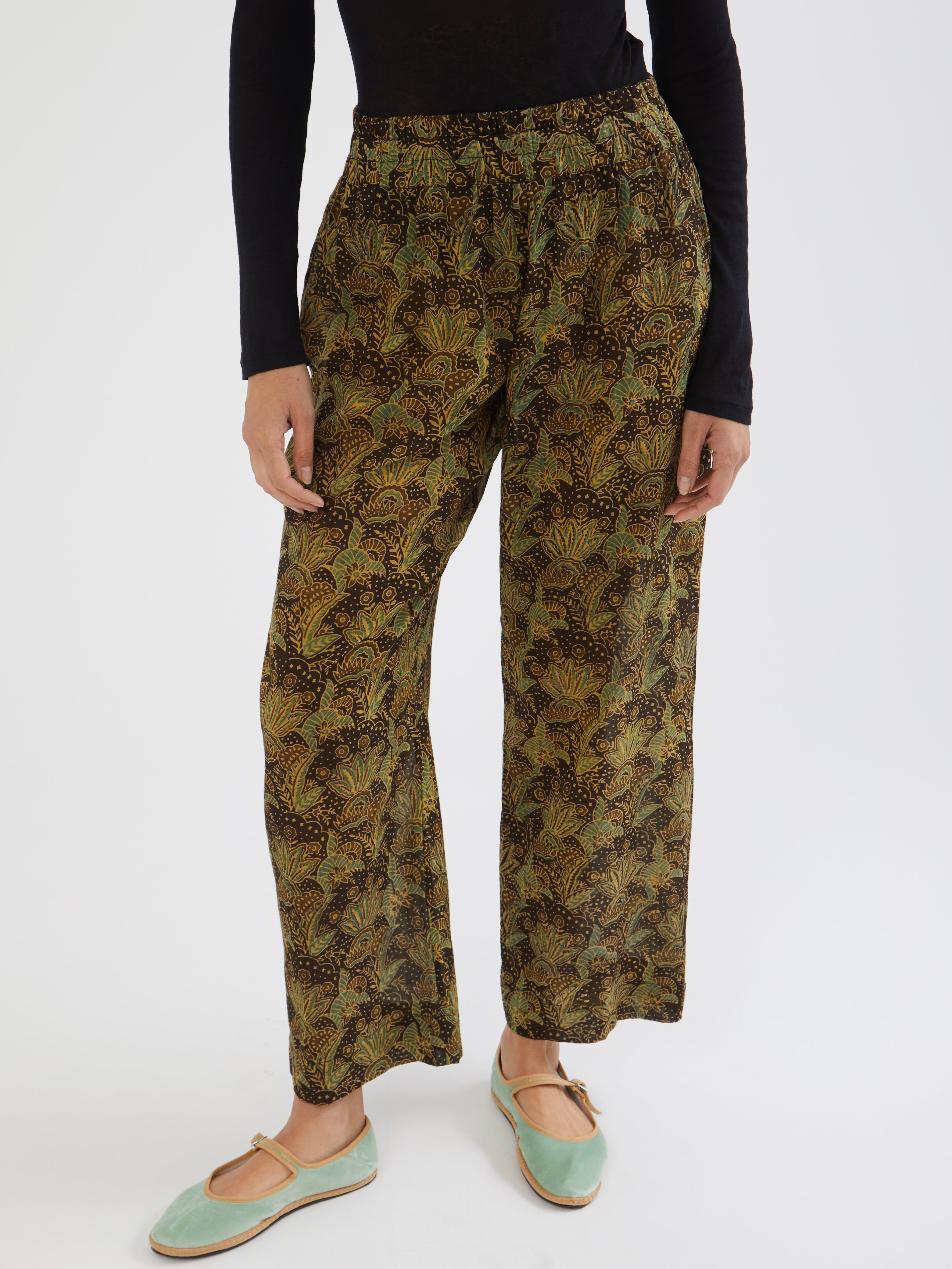 HANDMADE, HANDMADE IN INDIA, MADE IN INDIA, 100% SILK, BLOCK PRINT, ARTISANAL PRINTING, FATTO A MANO, PIGIAMA LOOK, PANTALONI DI COTONE, PANTALONI ESTIVI, SUMMER PANTS, SUMMER SET, COTTON SET, COTTON SHIRT, CAMICIA DI COTONE, COLLO ALLA COREANA, MANDARIN COLLAR SHIRT, FABRIC TOGGLE BUTTONS, BOTTONI DI TESSUTO