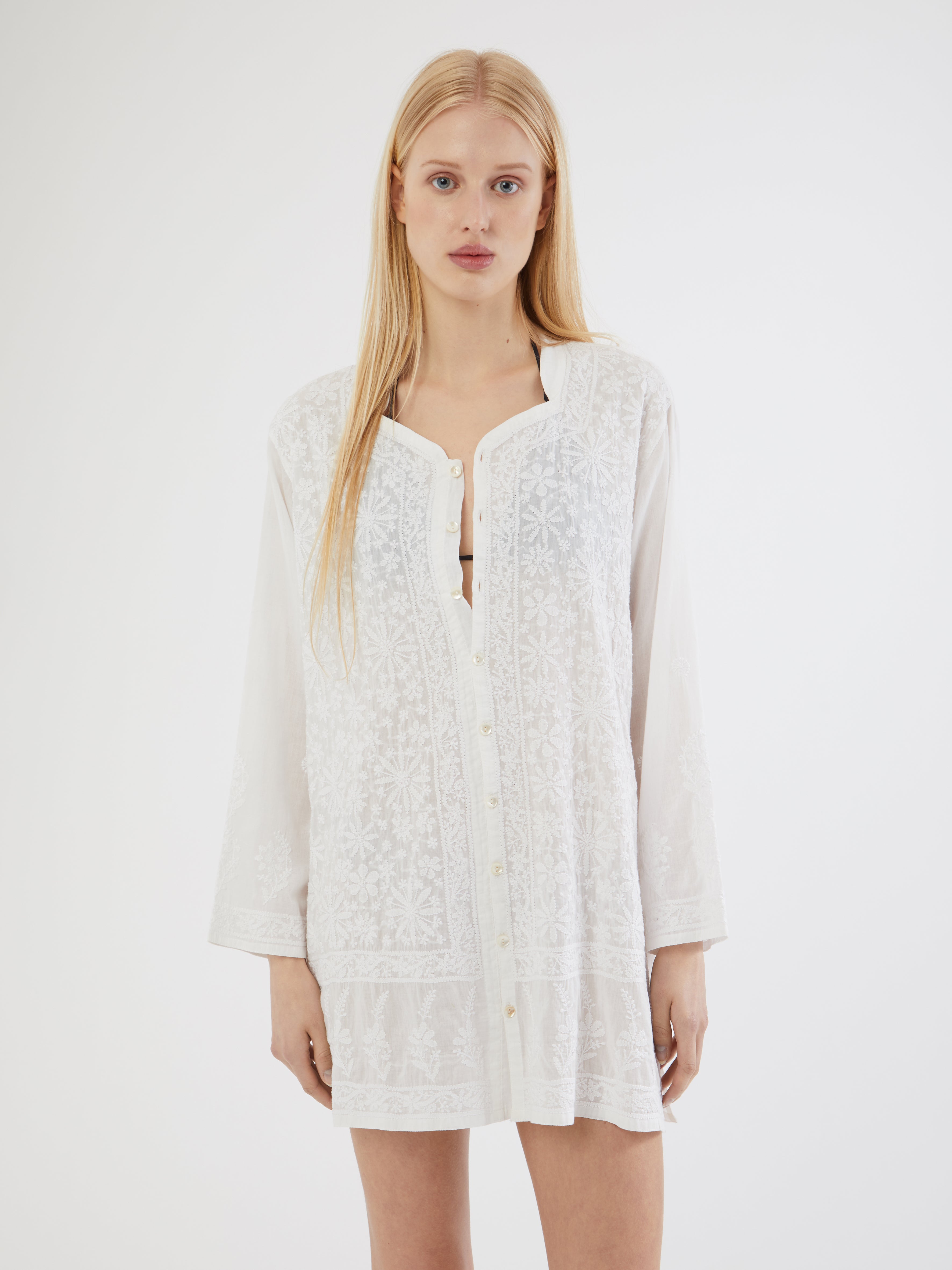 HANDMADE, HANDMADE IN INDIA, MADE IN INDIA, 100% COTTON, BLOCK PRINT, ARTISANAL, FATTO A MANO, camicia LOOK, CAMICIA DI COTONE, CAMICIA ESTIVA, SUMMER SHIRT, FLOWER EMBROIDERY, CHIKANKARI TECHNIQUE, UNIQUE TECHNIQUE, TECNICA RICAMO, COPRICOSTUME, CAMICIA, COTONE, COTON, SHIRT, WHITE SHIRT, CAMICIA BIANCA