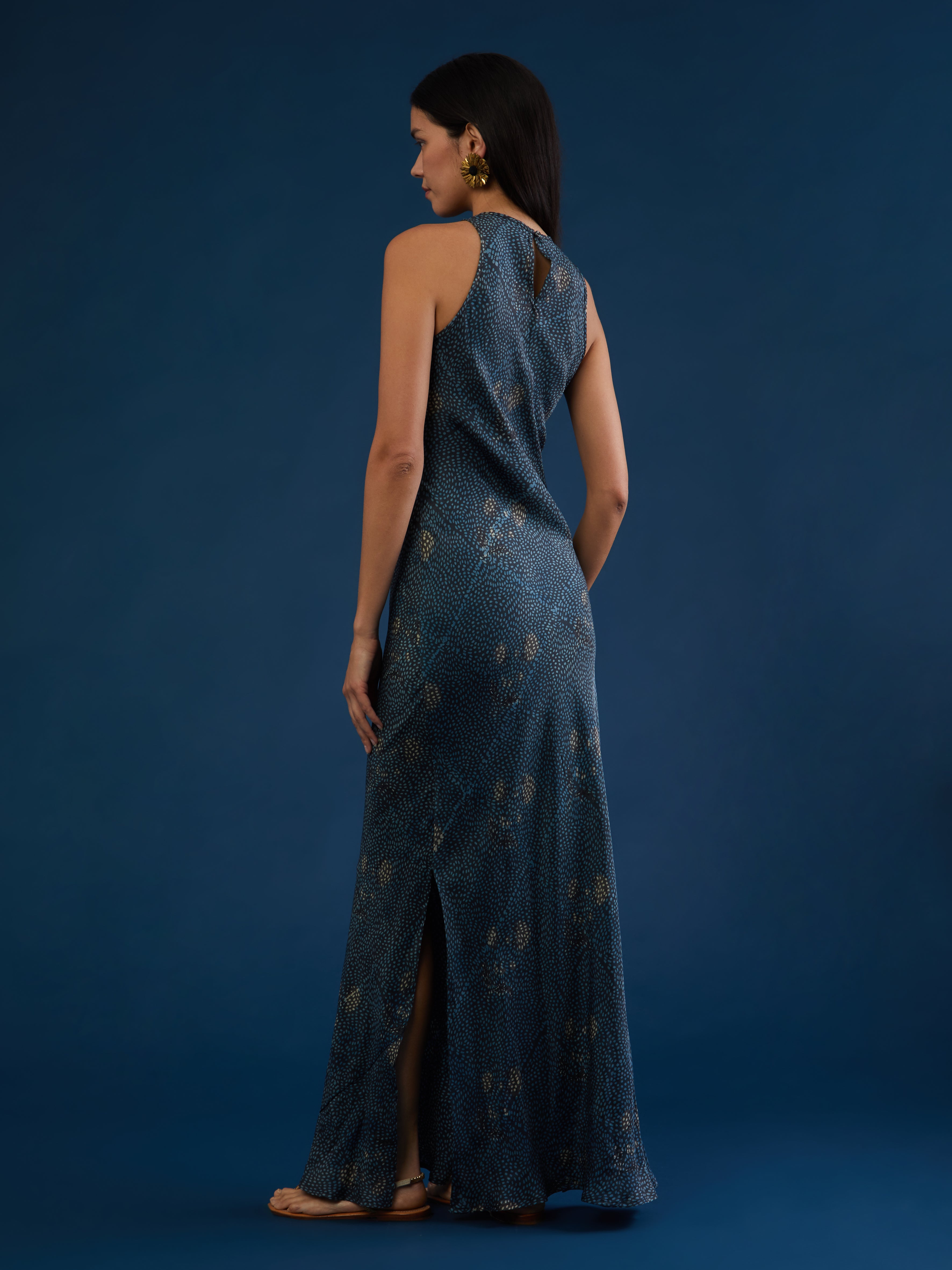 FASHION, BIASED DRESS, TIE DYE, HANDMADE IN INDIA, HANDMADE PRINT, SILK DRESS, SUMMER DRESS, SILK, HALTER NECK, HALTER NECK DRESS, SILK BIASED DRESS, VESTITO IN SETA, FATTO A MANO, TINTO A MANO, TAGLIO SBIECO, EVENING DRESS