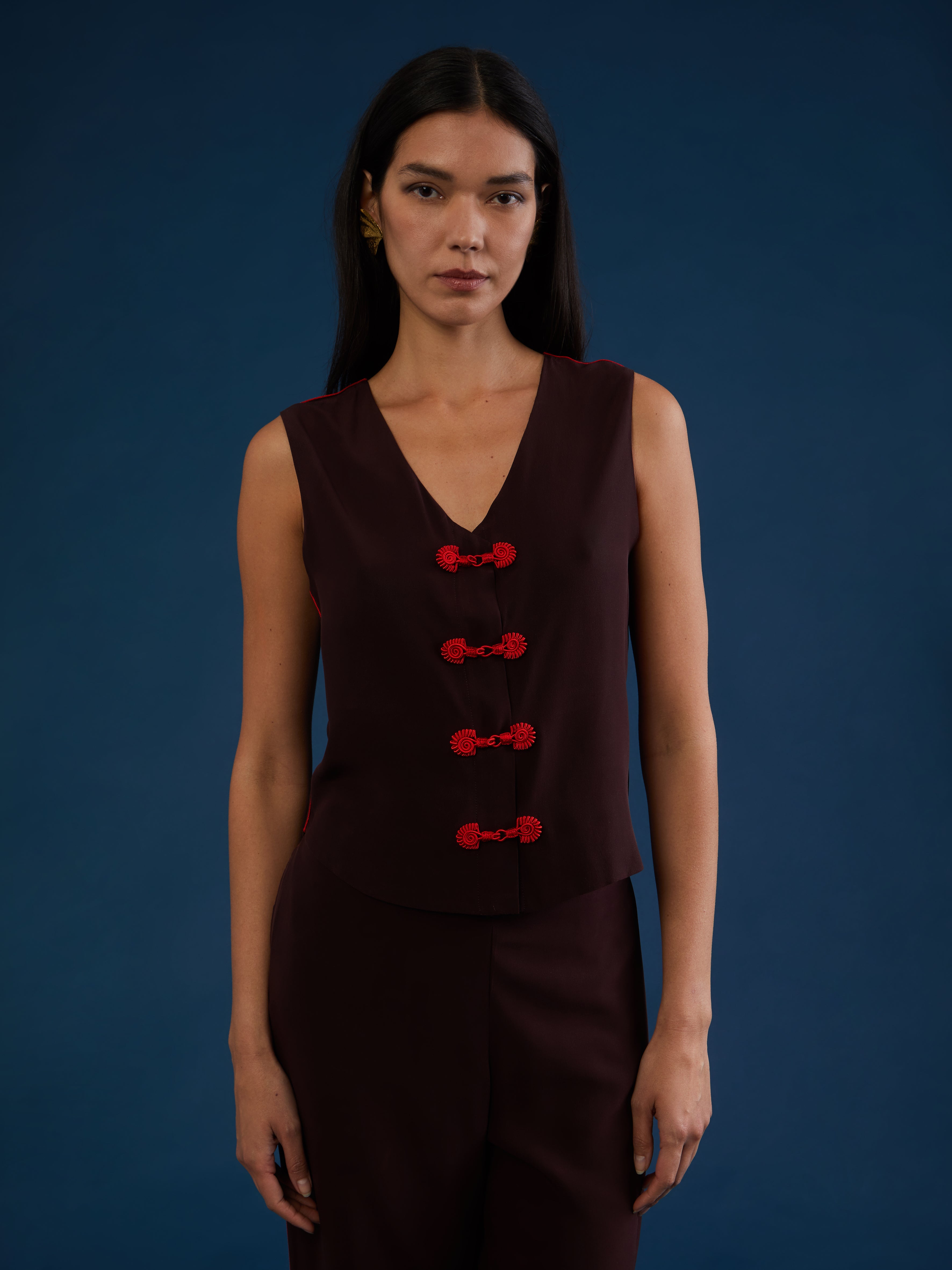 vest, lightweight silk, set, rafted in Morocco, Italian silk, evening look, evening outfit, elegance, relaxed fit, Moroccan embroidery, artisanal craftsmanship, statement piece, vest and pants, ethnic, chic, etnico