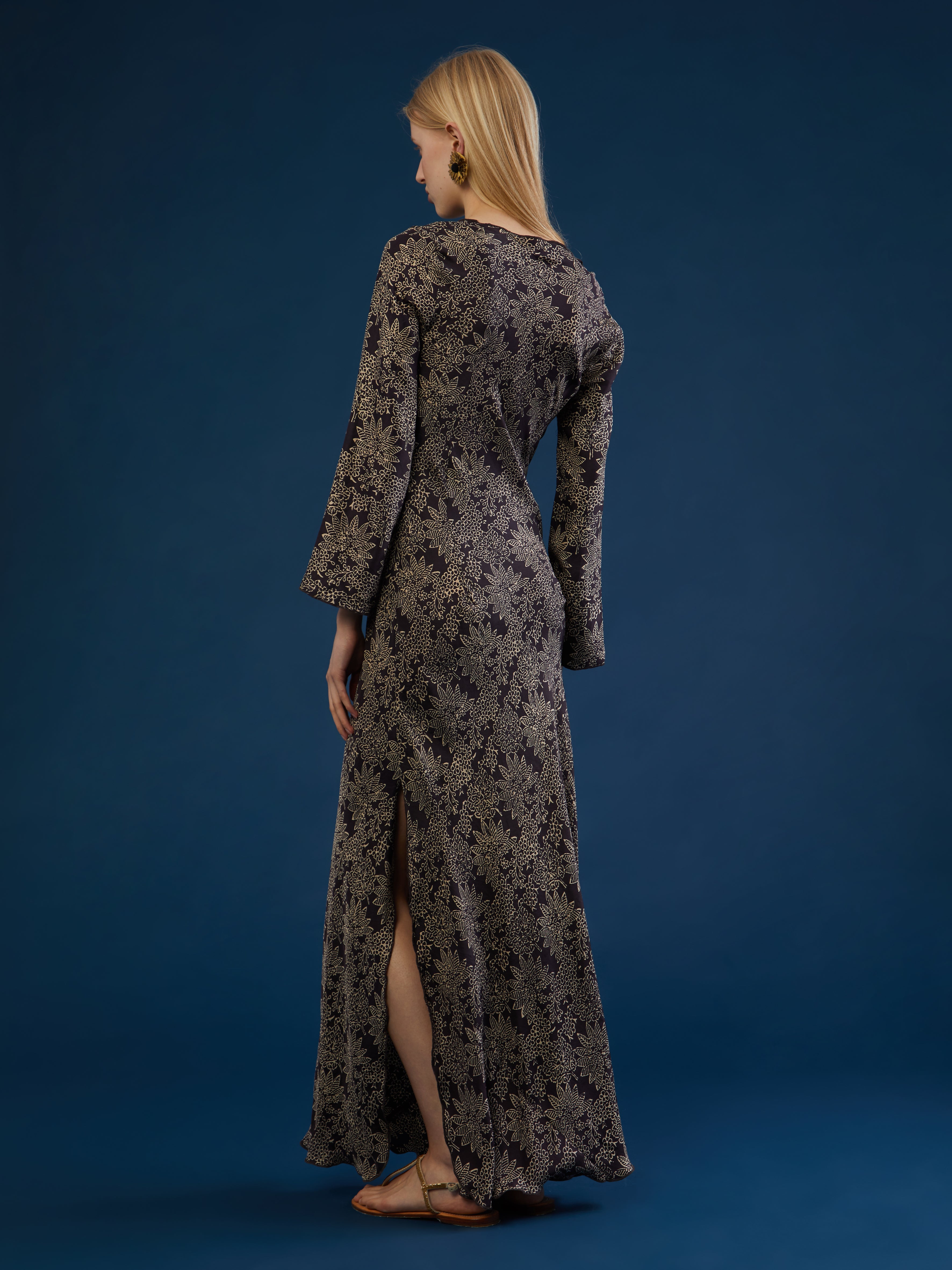 FASHION, BIASED DRESS, TIE DYE, HANDMADE IN INDIA, HANDMADE PRINT, SILK DRESS, SUMMER DRESS, SILK, LONG SLEEVE DRESS, SILK BIASED DRESS, VESTITO IN SETA, FATTO A MANO, TINTO A MANO, VESTITO A MANICHE LUNGHE, TAGLIO SBIECO