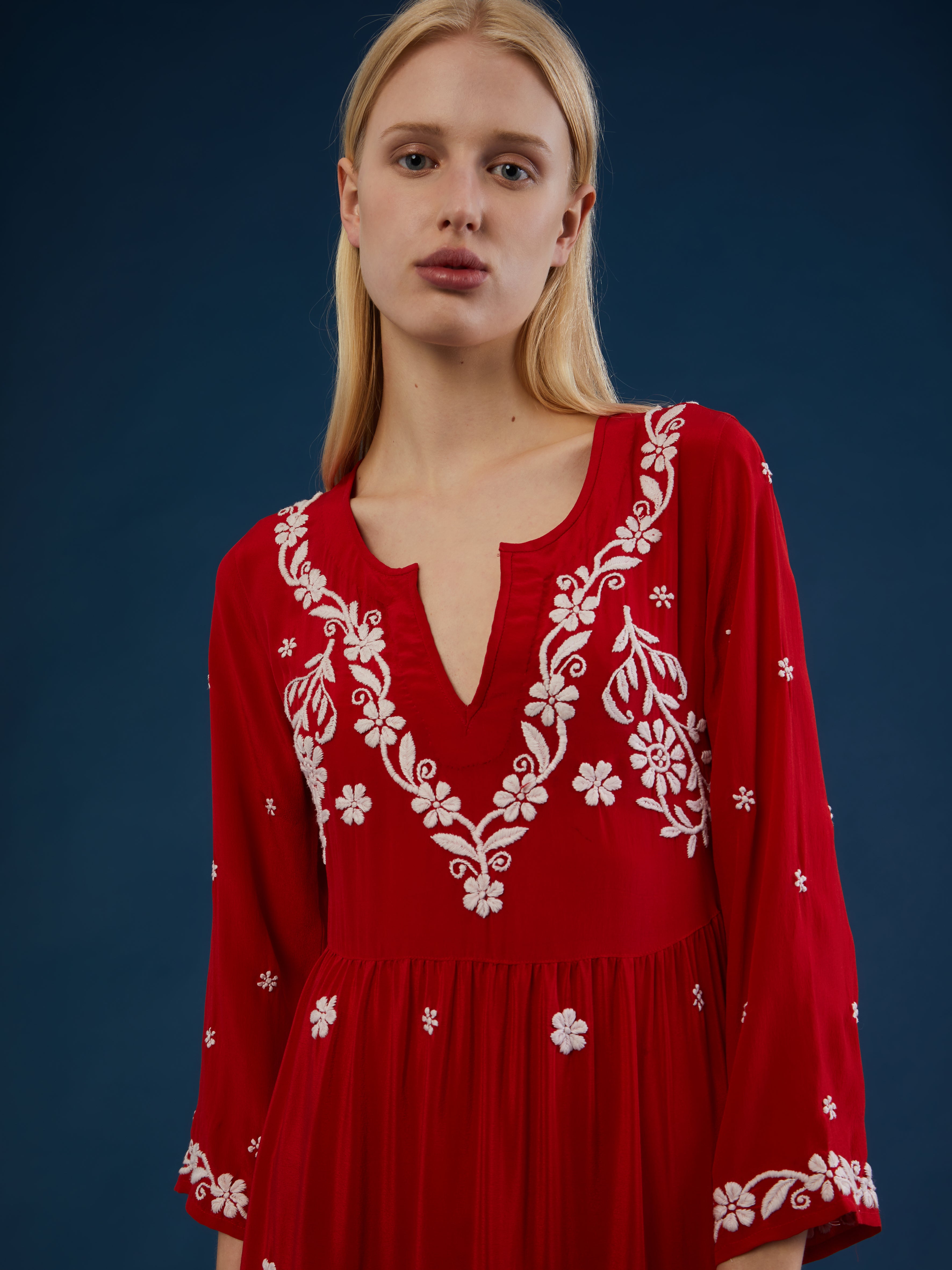 ETHICAL FASHION, CRAFTSMANSHIP, SUSTAINABLE FASHION, TRADITIONAL FASHION, ETHNIC FASHION, BOHEMIAN FASHION, MODA ETICA, MODA SOSTENIBILE, TECNICHE ARTIGIANALI, MODA TRADIZIONALE, MODA ETNICA, BOHEMIAN DRESS, MADE IN INDIA, HANDMADE IN INDIA, HANDEMBROIDERED, RICAMATO A MANO, CHIKANKARI, VELVET DRESS, SILK DRESS, EVENING DRESS, GOWN, MAXI DRESS, VESTITO DI VELLUTO, VESTITO DI SETA, VESTITO RICAMATO, ABITO DA SERA