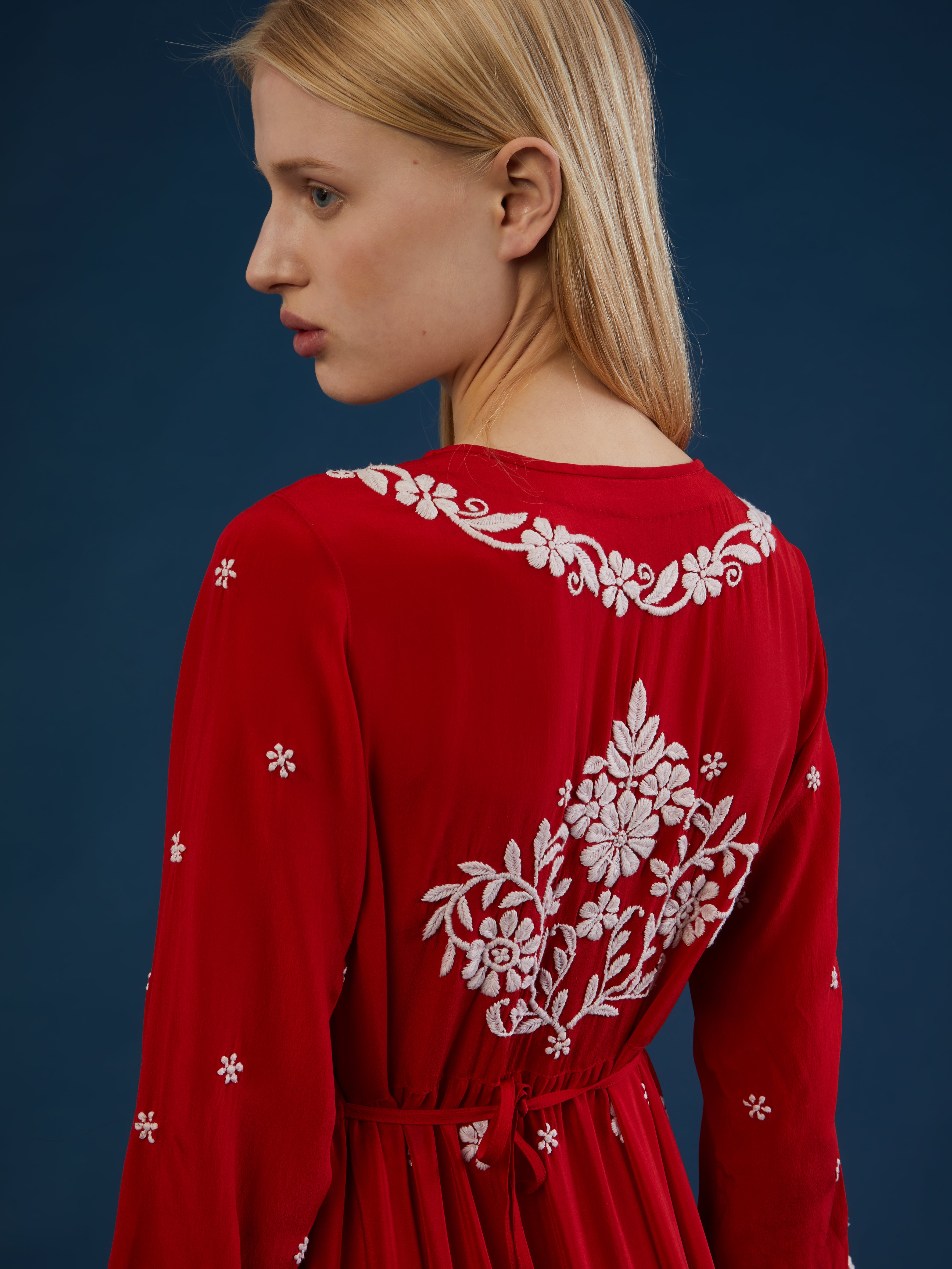 ETHICAL FASHION, CRAFTSMANSHIP, SUSTAINABLE FASHION, TRADITIONAL FASHION, ETHNIC FASHION, BOHEMIAN FASHION, MODA ETICA, MODA SOSTENIBILE, TECNICHE ARTIGIANALI, MODA TRADIZIONALE, MODA ETNICA, BOHEMIAN DRESS, MADE IN INDIA, HANDMADE IN INDIA, HANDEMBROIDERED, RICAMATO A MANO, CHIKANKARI, VELVET DRESS, SILK DRESS, EVENING DRESS, GOWN, MAXI DRESS, VESTITO DI VELLUTO, VESTITO DI SETA, VESTITO RICAMATO, ABITO DA SERA