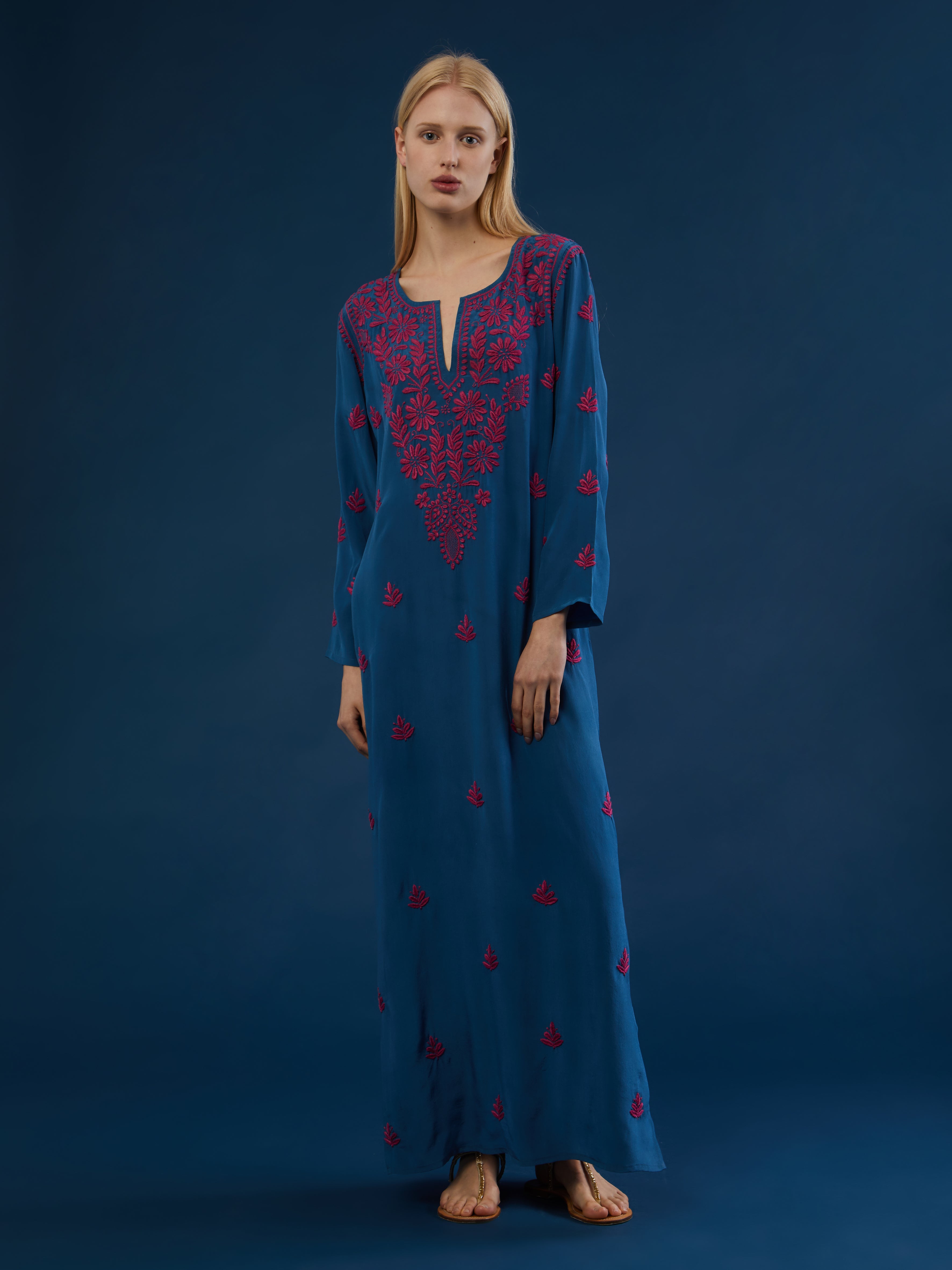 ETHICAL FASHION, CRAFTSMANSHIP, SUSTAINABLE FASHION, TRADITIONAL FASHION, ETHNIC FASHION, BOHEMIAN FASHION, MODA ETICA, MODA SOSTENIBILE, TECNICHE ARTIGIANALI, MODA TRADIZIONALE, MODA ETNICA, BOHEMIAN DRESS, MADE IN INDIA, HANDMADE IN INDIA, HANDEMBROIDERED, RICAMATO A MANO, CHIKANKARI, VELVET DRESS, SILK DRESS, EVENING DRESS, GOWN, MAXI DRESS, VESTITO DI VELLUTO, VESTITO DI SETA, VESTITO RICAMATO, ABITO DA SERA