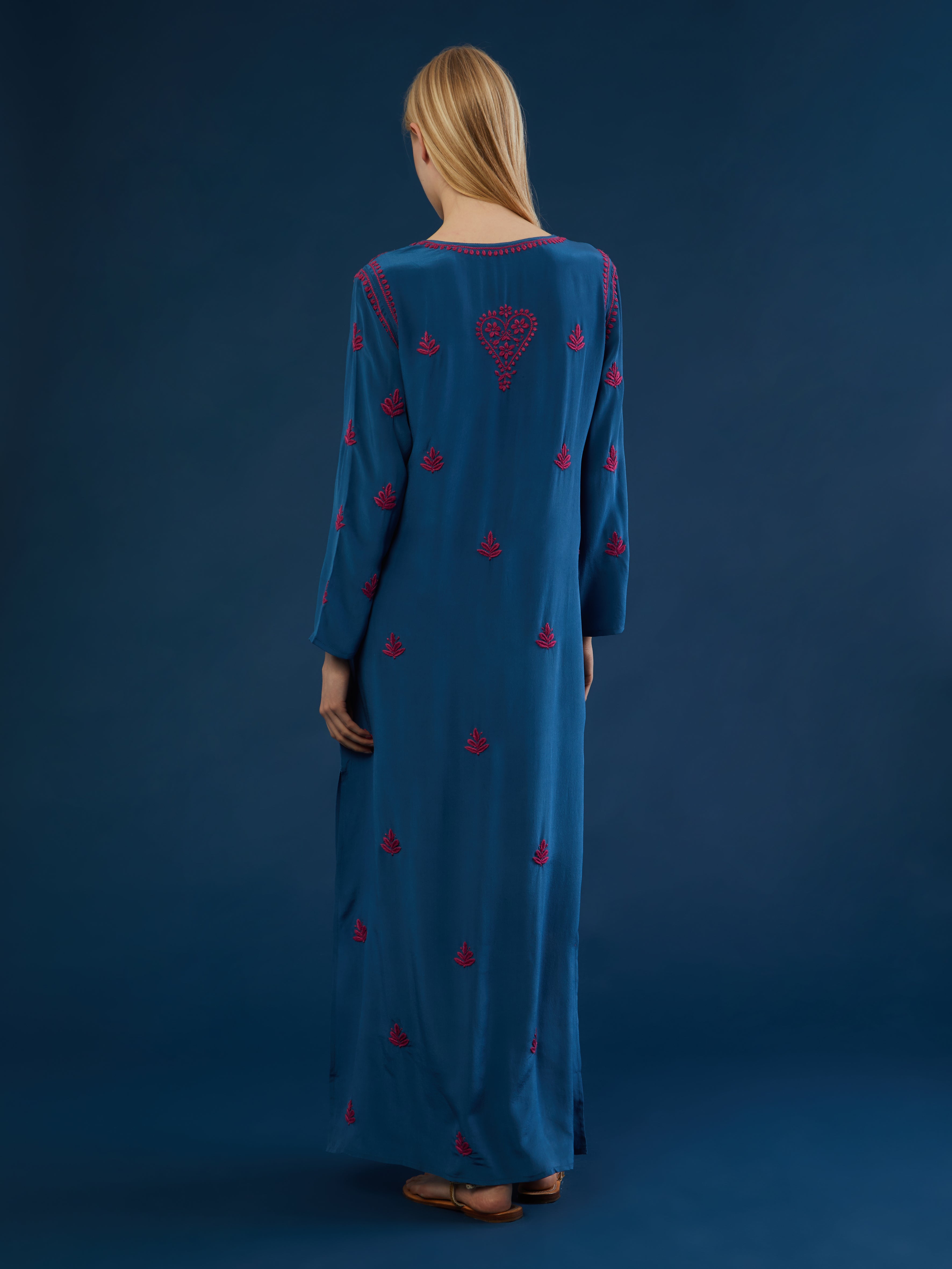 ETHICAL FASHION, CRAFTSMANSHIP, SUSTAINABLE FASHION, TRADITIONAL FASHION, ETHNIC FASHION, BOHEMIAN FASHION, MODA ETICA, MODA SOSTENIBILE, TECNICHE ARTIGIANALI, MODA TRADIZIONALE, MODA ETNICA, BOHEMIAN DRESS, MADE IN INDIA, HANDMADE IN INDIA, HANDEMBROIDERED, RICAMATO A MANO, CHIKANKARI, VELVET DRESS, SILK DRESS, EVENING DRESS, GOWN, MAXI DRESS, VESTITO DI VELLUTO, VESTITO DI SETA, VESTITO RICAMATO, ABITO DA SERA