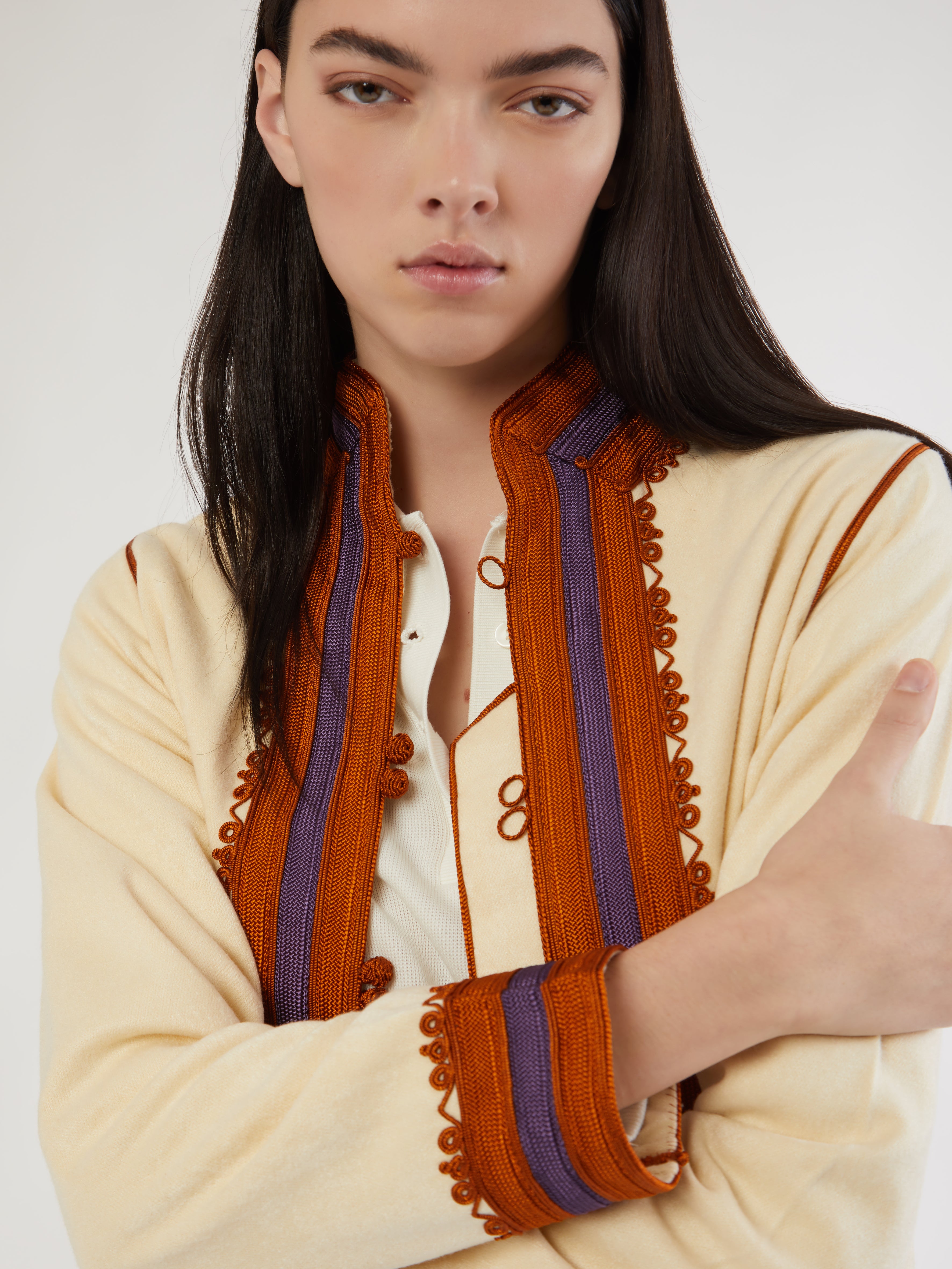 Embroidered in silk threads, Ethical fashion, craftsmanship, sustainable fashion, traditional fashion, ethnic fashion, moda etica, moda sostenibile, tecniche artigianali, moda tradizionale, moda etnica, fatto a mano, handmade, bohemian jacket, boho jacket, midseason jacket, giacca di mezza stagione, ricamo a mano, hand embroidery, silk embroidery, ricamo seta, moroccan jacket, giacca marocchina, collo coreana, giacca di velluto, velvet jacket, giacca di cashmere, cashmere jacket