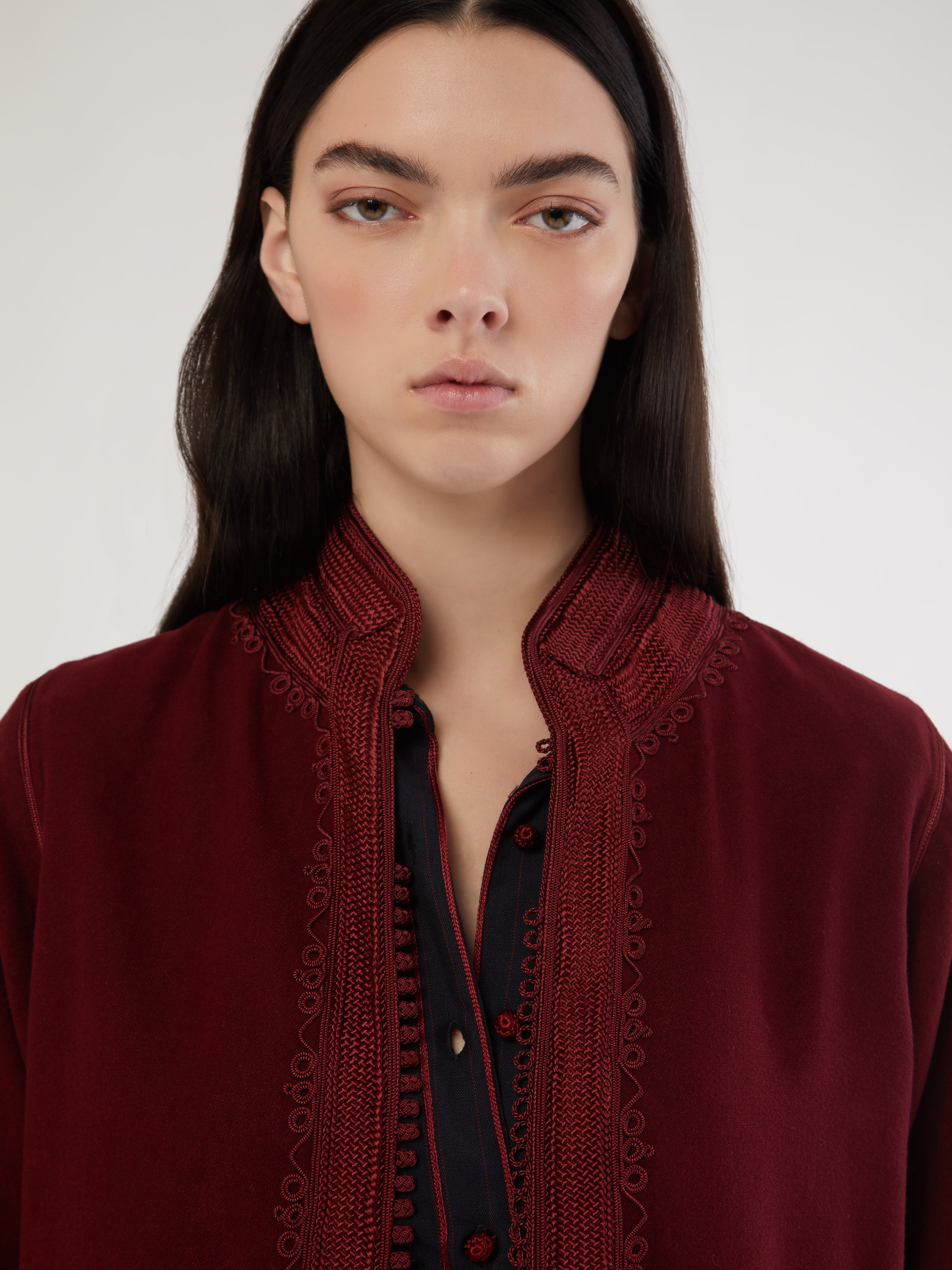 Embroidered in silk threads, Ethical fashion, craftsmanship, sustainable fashion, traditional fashion, ethnic fashion, moda etica, moda sostenibile, tecniche artigianali, moda tradizionale, moda etnica, fatto a mano, handmade, bohemian jacket, boho jacket, midseason jacket, giacca di mezza stagione, ricamo a mano, hand embroidery, silk embroidery, ricamo seta, moroccan jacket, giacca marocchina, collo coreana, giacca di velluto, velvet jacket, giacca di cashmere, cashmere jacket