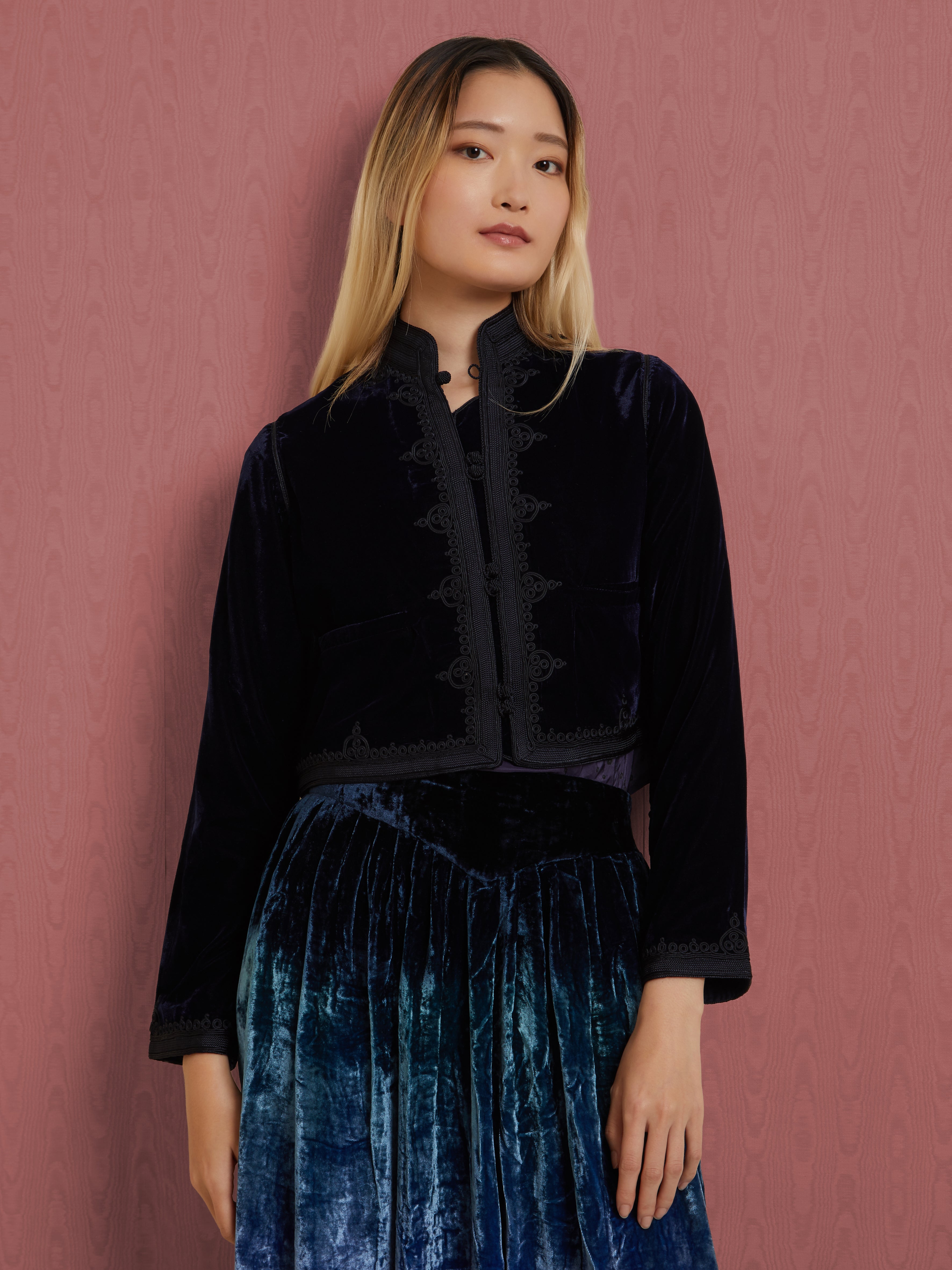 Embroidered in silk threads, Ethical fashion, craftsmanship, sustainable fashion, traditional fashion, ethnic fashion, moda etica, moda sostenibile, tecniche artigianali, moda tradizionale, moda etnica, fatto a mano, handmade, bohemian jacket, boho jacket, midseason jacket, giacca di mezza stagione, ricamo a mano, hand embroidery, silk embroidery, ricamo seta, moroccan jacket, giacca marocchina, collo coreana, giacca di velluto, velvet jacket, giacca di cashmere, cashmere jacket
