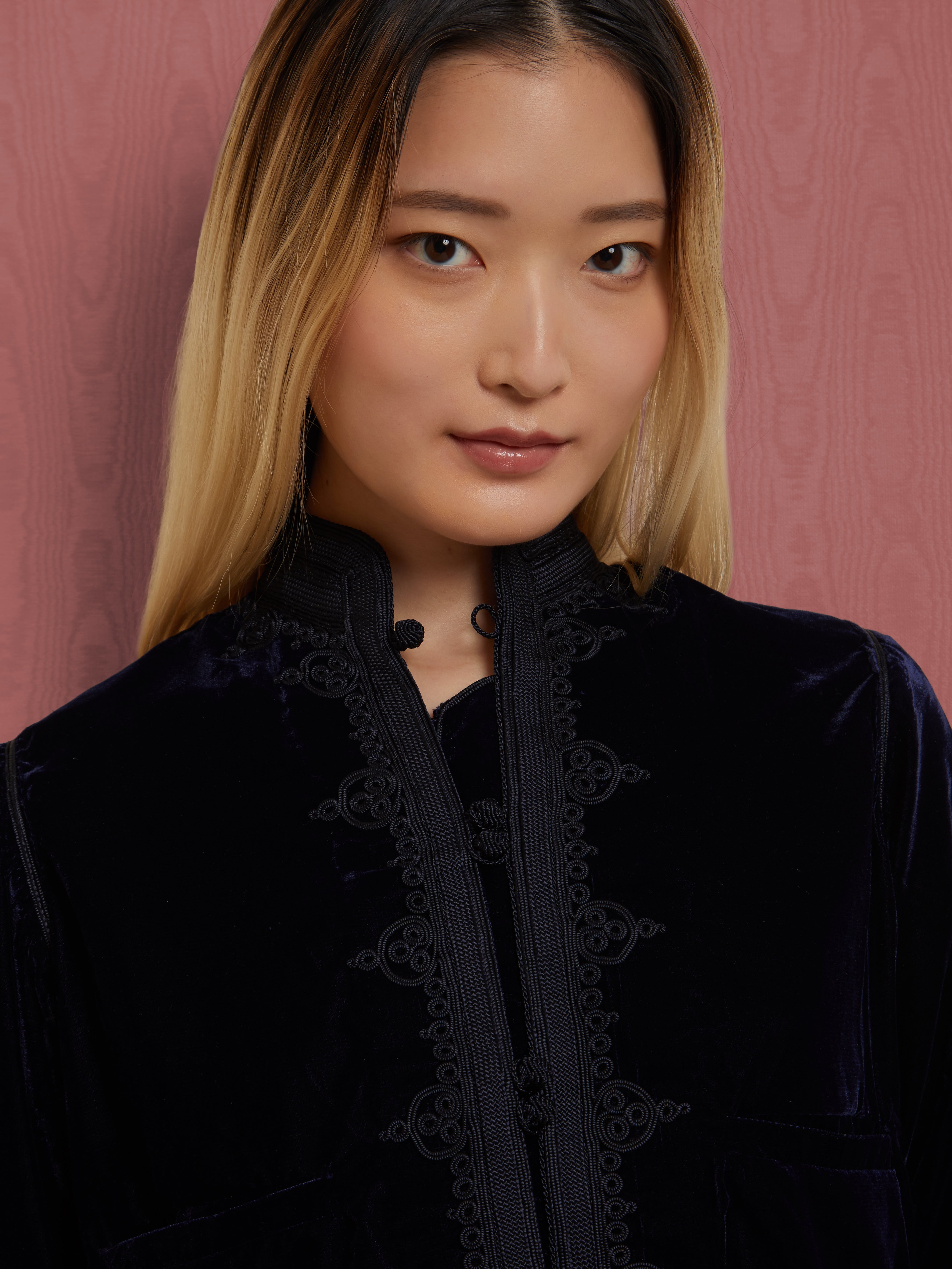 Embroidered in silk threads, Ethical fashion, craftsmanship, sustainable fashion, traditional fashion, ethnic fashion, moda etica, moda sostenibile, tecniche artigianali, moda tradizionale, moda etnica, fatto a mano, handmade, bohemian jacket, boho jacket, midseason jacket, giacca di mezza stagione, ricamo a mano, hand embroidery, silk embroidery, ricamo seta, moroccan jacket, giacca marocchina, collo coreana, giacca di velluto, velvet jacket, giacca di cashmere, cashmere jacket