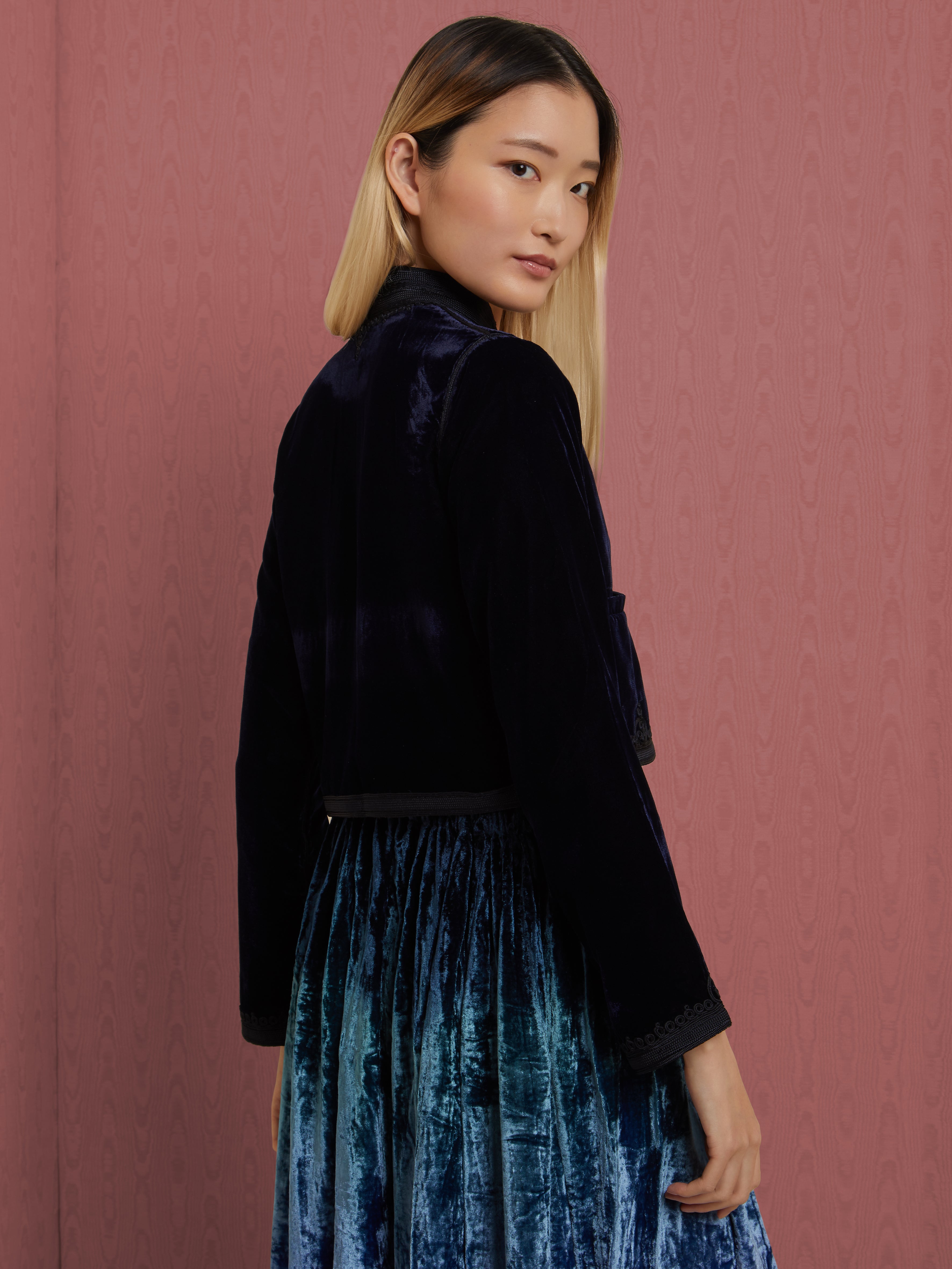 Embroidered in silk threads, Ethical fashion, craftsmanship, sustainable fashion, traditional fashion, ethnic fashion, moda etica, moda sostenibile, tecniche artigianali, moda tradizionale, moda etnica, fatto a mano, handmade, bohemian jacket, boho jacket, midseason jacket, giacca di mezza stagione, ricamo a mano, hand embroidery, silk embroidery, ricamo seta, moroccan jacket, giacca marocchina, collo coreana, giacca di velluto, velvet jacket, giacca di cashmere, cashmere jacket