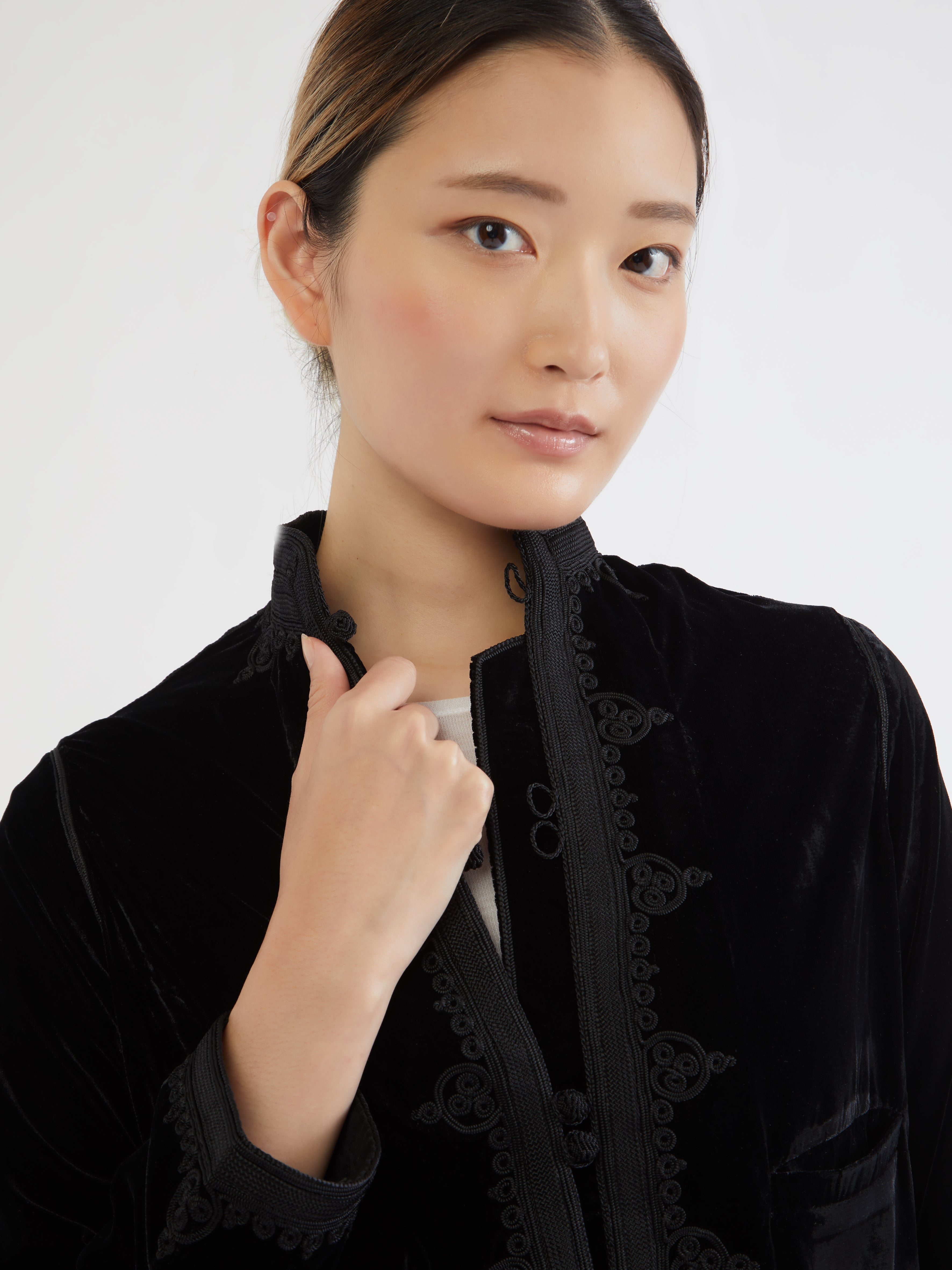 Embroidered in silk threads, Ethical fashion, craftsmanship, sustainable fashion, traditional fashion, ethnic fashion, moda etica, moda sostenibile, tecniche artigianali, moda tradizionale, moda etnica, fatto a mano, handmade, bohemian jacket, boho jacket, midseason jacket, giacca di mezza stagione, ricamo a mano, hand embroidery, silk embroidery, ricamo seta, moroccan jacket, giacca marocchina, collo coreana, giacca di velluto, velvet jacket, giacca di cashmere, cashmere jacket