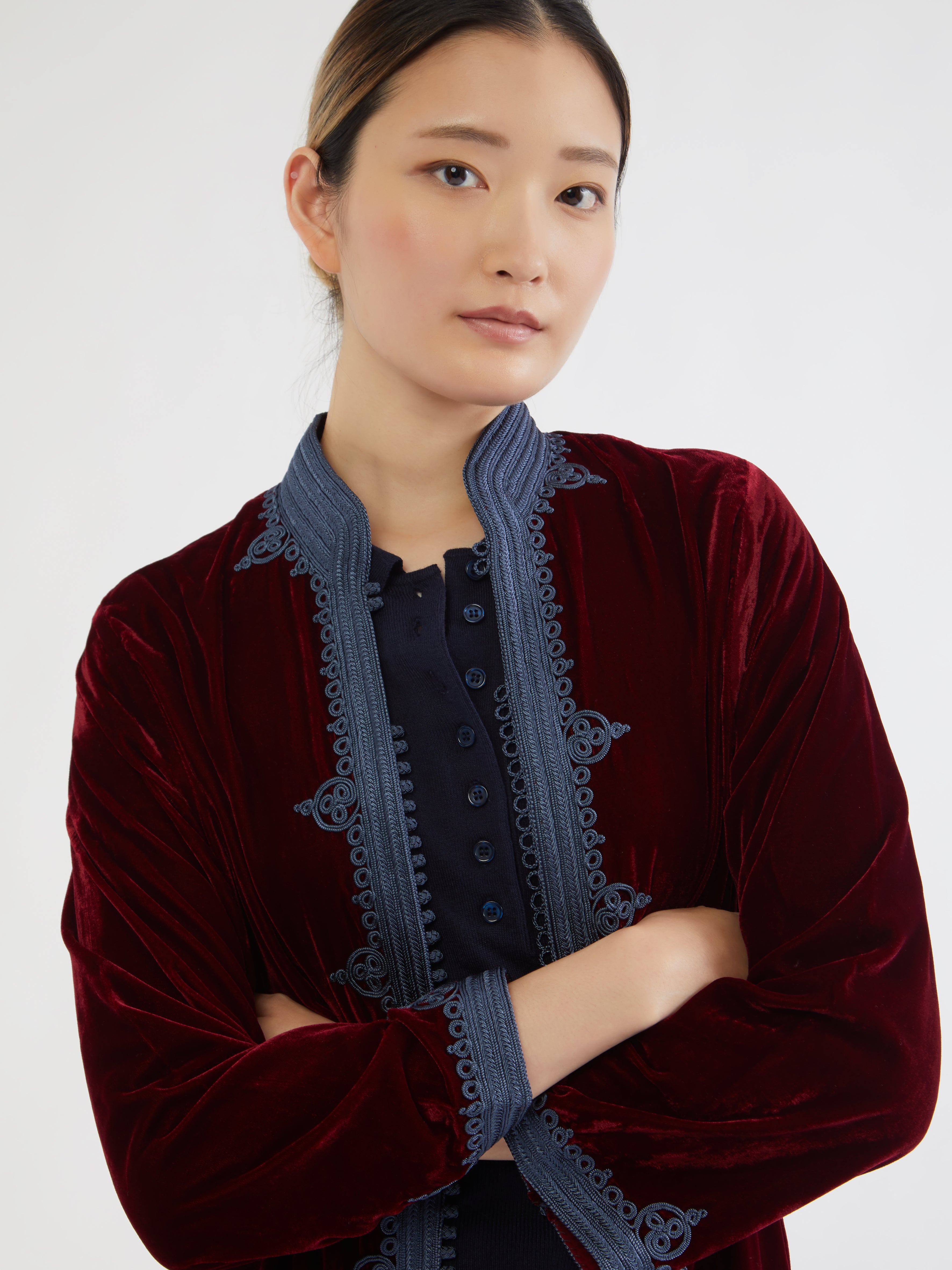Embroidered in silk threads, Ethical fashion, craftsmanship, sustainable fashion, traditional fashion, ethnic fashion, moda etica, moda sostenibile, tecniche artigianali, moda tradizionale, moda etnica, fatto a mano, handmade, bohemian jacket, boho jacket, midseason jacket, giacca di mezza stagione, ricamo a mano, hand embroidery, silk embroidery, ricamo seta, moroccan jacket, giacca marocchina, collo coreana, giacca di velluto, velvet jacket, giacca di cashmere, cashmere jacket