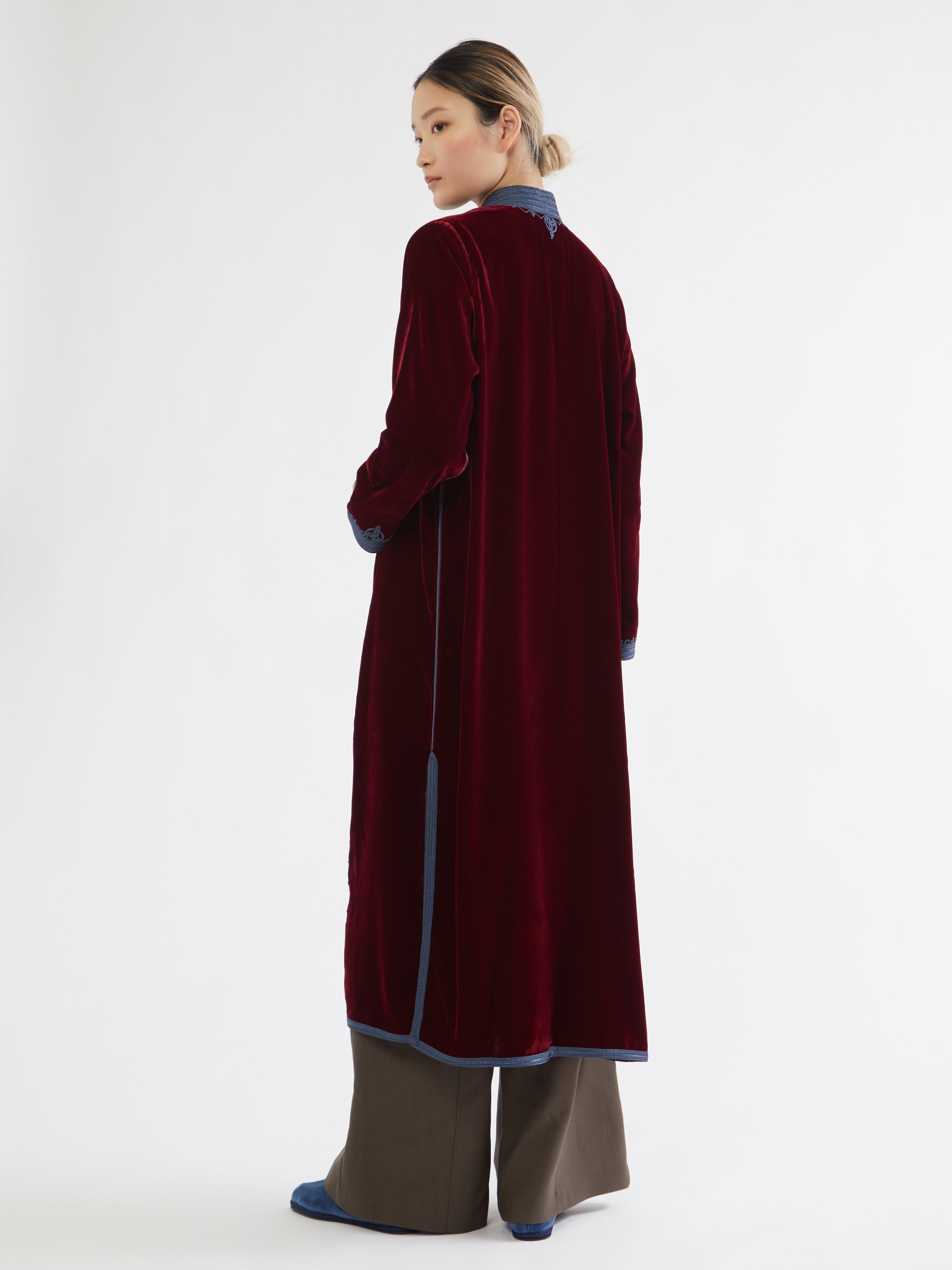 Embroidered in silk threads, Ethical fashion, craftsmanship, sustainable fashion, traditional fashion, ethnic fashion, moda etica, moda sostenibile, tecniche artigianali, moda tradizionale, moda etnica, fatto a mano, handmade, bohemian jacket, boho jacket, midseason jacket, giacca di mezza stagione, ricamo a mano, hand embroidery, silk embroidery, ricamo seta, moroccan jacket, giacca marocchina, collo coreana, giacca di velluto, velvet jacket, giacca di cashmere, cashmere jacket