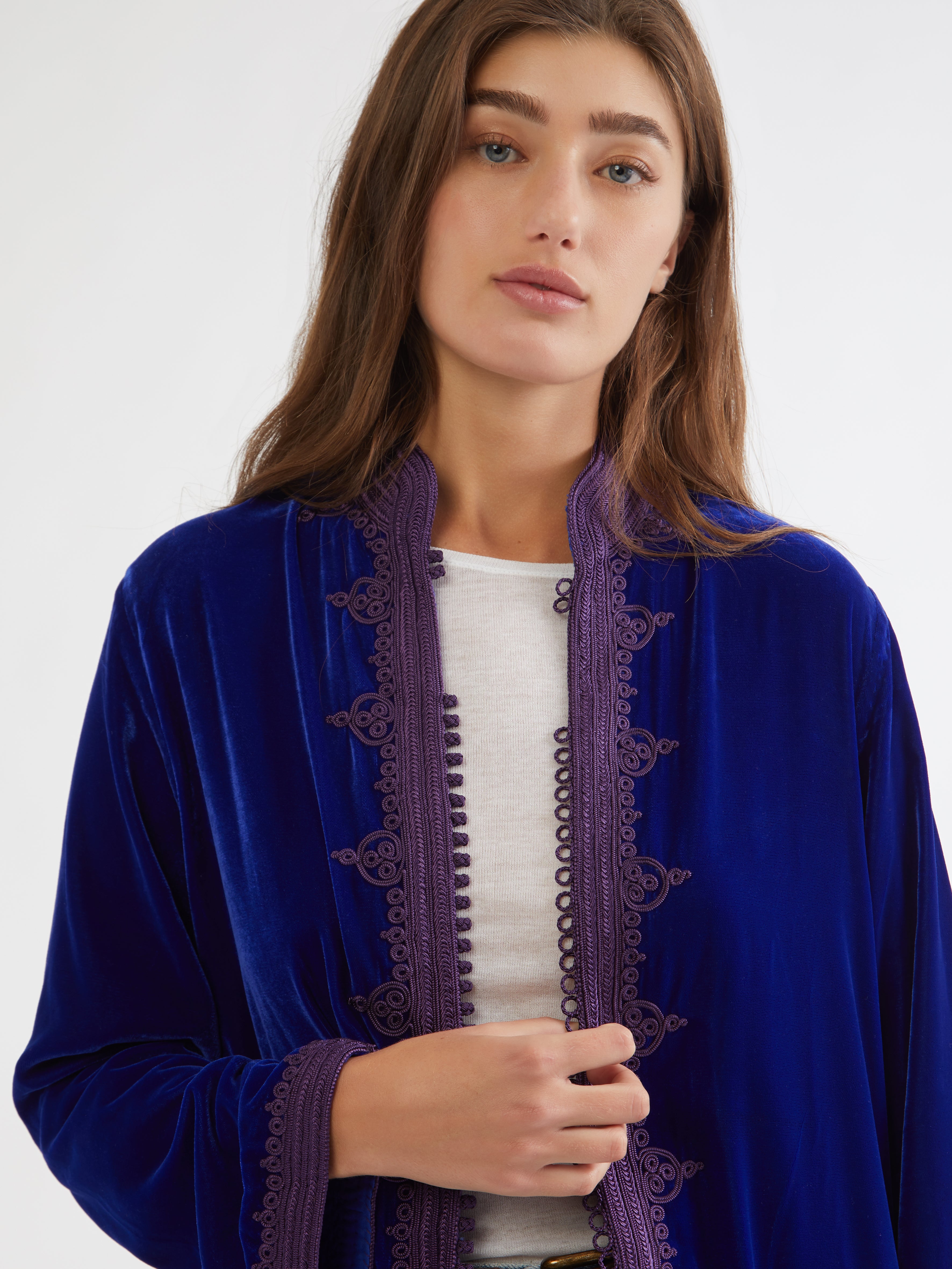 Embroidered in silk threads, Ethical fashion, craftsmanship, sustainable fashion, traditional fashion, ethnic fashion, moda etica, moda sostenibile, tecniche artigianali, moda tradizionale, moda etnica, fatto a mano, handmade, bohemian jacket, boho jacket, midseason jacket, giacca di mezza stagione, ricamo a mano, hand embroidery, silk embroidery, ricamo seta, moroccan jacket, giacca marocchina, collo coreana, giacca di velluto, velvet jacket, giacca di cashmere, cashmere jacket