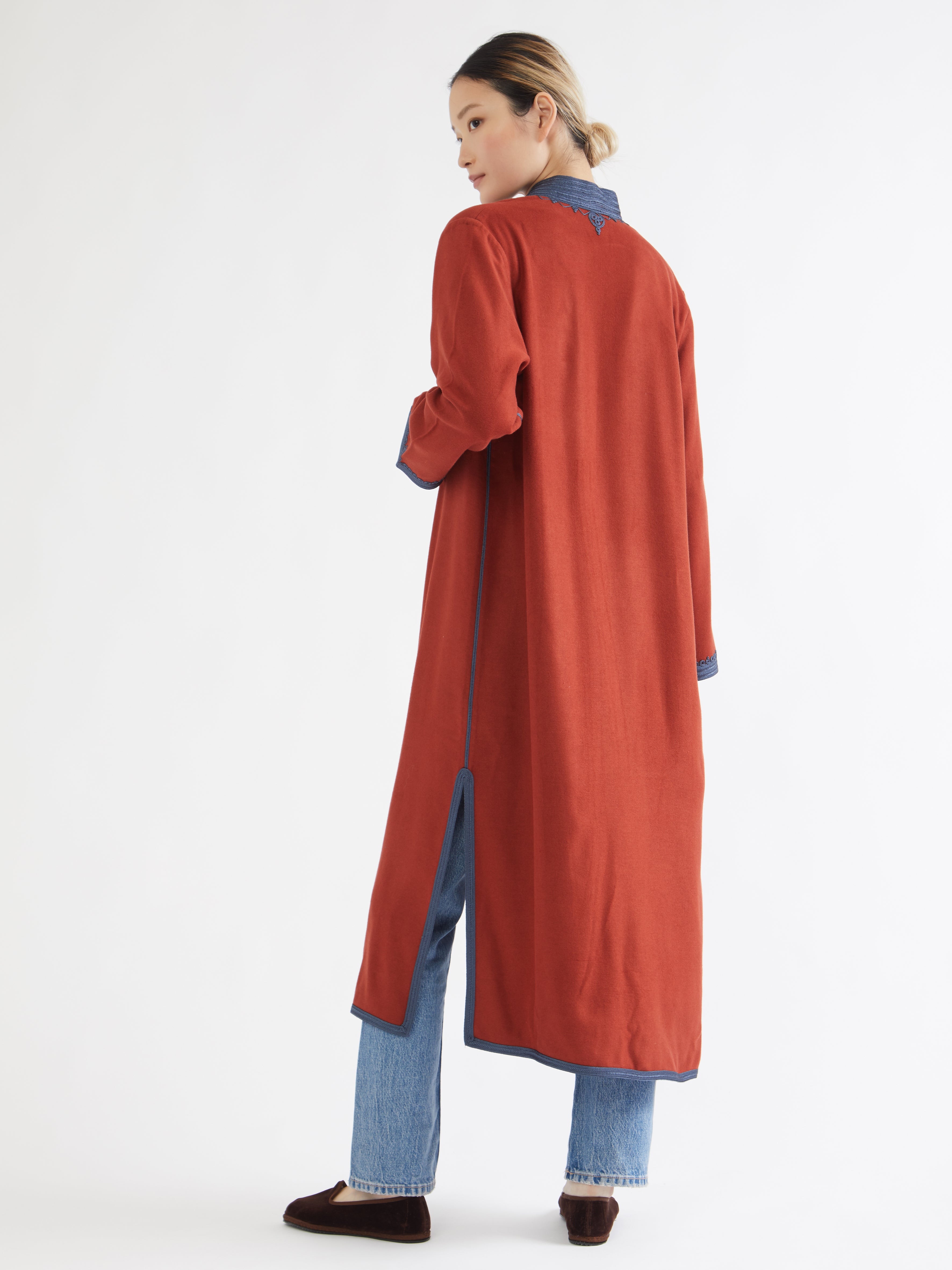 Embroidered in silk threads, Ethical fashion, craftsmanship, sustainable fashion, traditional fashion, ethnic fashion, moda etica, moda sostenibile, tecniche artigianali, moda tradizionale, moda etnica, fatto a mano, handmade, bohemian jacket, boho jacket, midseason jacket, giacca di mezza stagione, ricamo a mano, hand embroidery, silk embroidery, ricamo seta, moroccan jacket, giacca marocchina, collo coreana, giacca di velluto, velvet jacket, giacca di cashmere, cashmere jacket