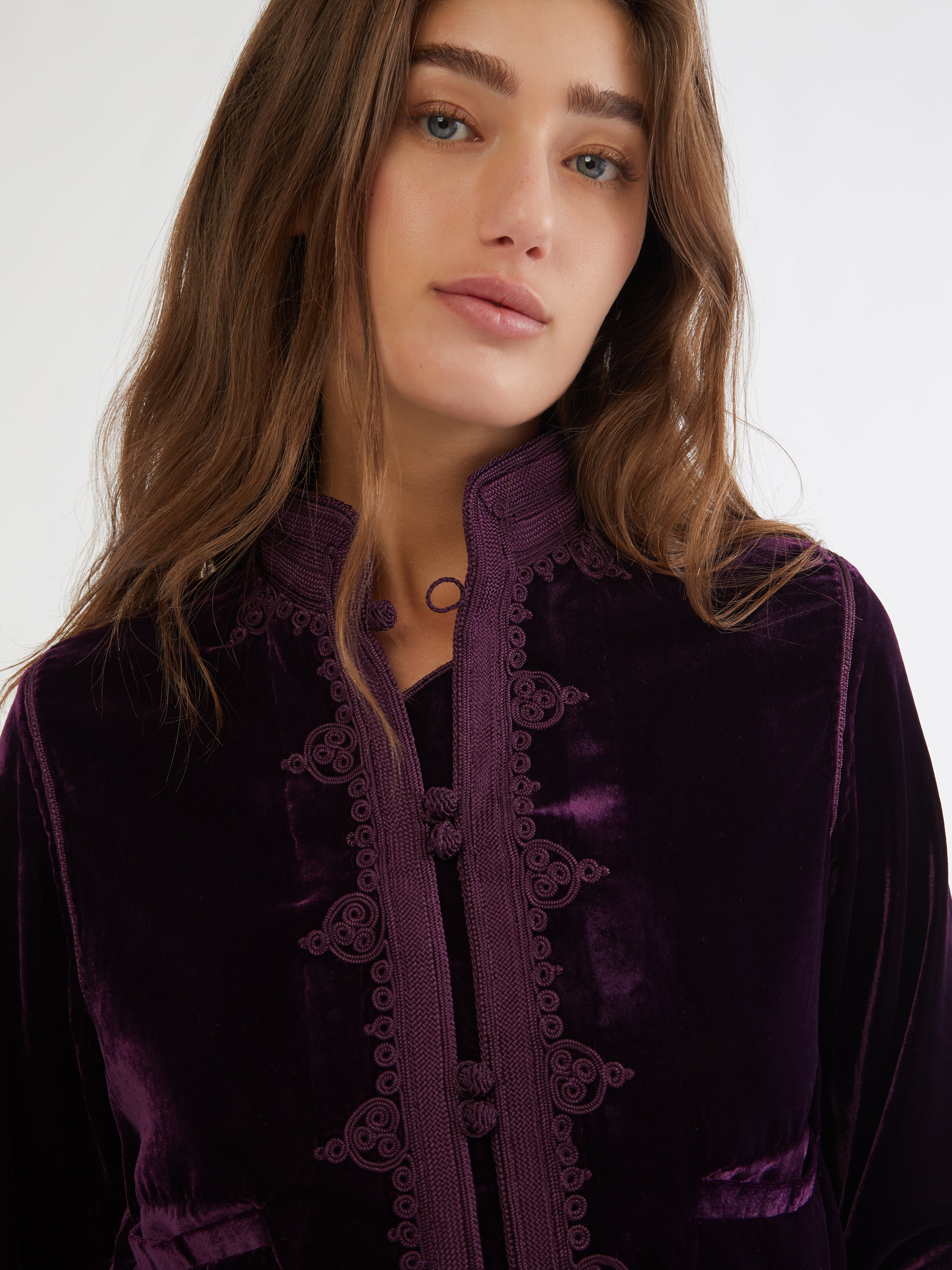 Embroidered in silk threads, Ethical fashion, craftsmanship, sustainable fashion, traditional fashion, ethnic fashion, moda etica, moda sostenibile, tecniche artigianali, moda tradizionale, moda etnica, fatto a mano, handmade, bohemian jacket, boho jacket, midseason jacket, giacca di mezza stagione, ricamo a mano, hand embroidery, silk embroidery, ricamo seta, moroccan jacket, giacca marocchina, collo coreana, giacca di velluto, velvet jacket, giacca di cashmere, cashmere jacket