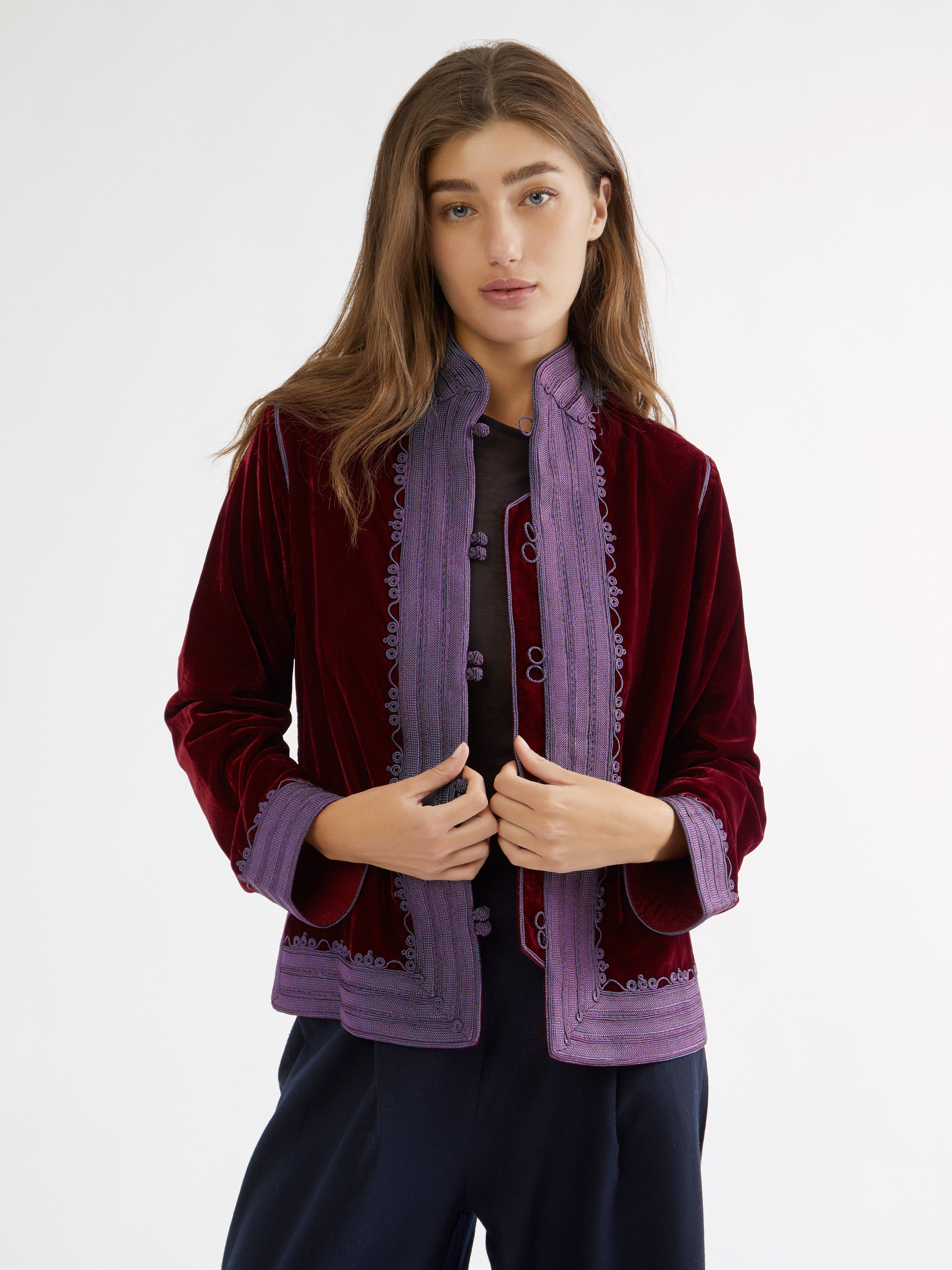Embroidered in silk threads, Ethical fashion, craftsmanship, sustainable fashion, traditional fashion, ethnic fashion, moda etica, moda sostenibile, tecniche artigianali, moda tradizionale, moda etnica, fatto a mano, handmade, bohemian jacket, boho jacket, midseason jacket, giacca di mezza stagione, ricamo a mano, hand embroidery, silk embroidery, ricamo seta, moroccan jacket, giacca marocchina, collo coreana, giacca di velluto, velvet jacket, giacca di cashmere, cashmere jacket