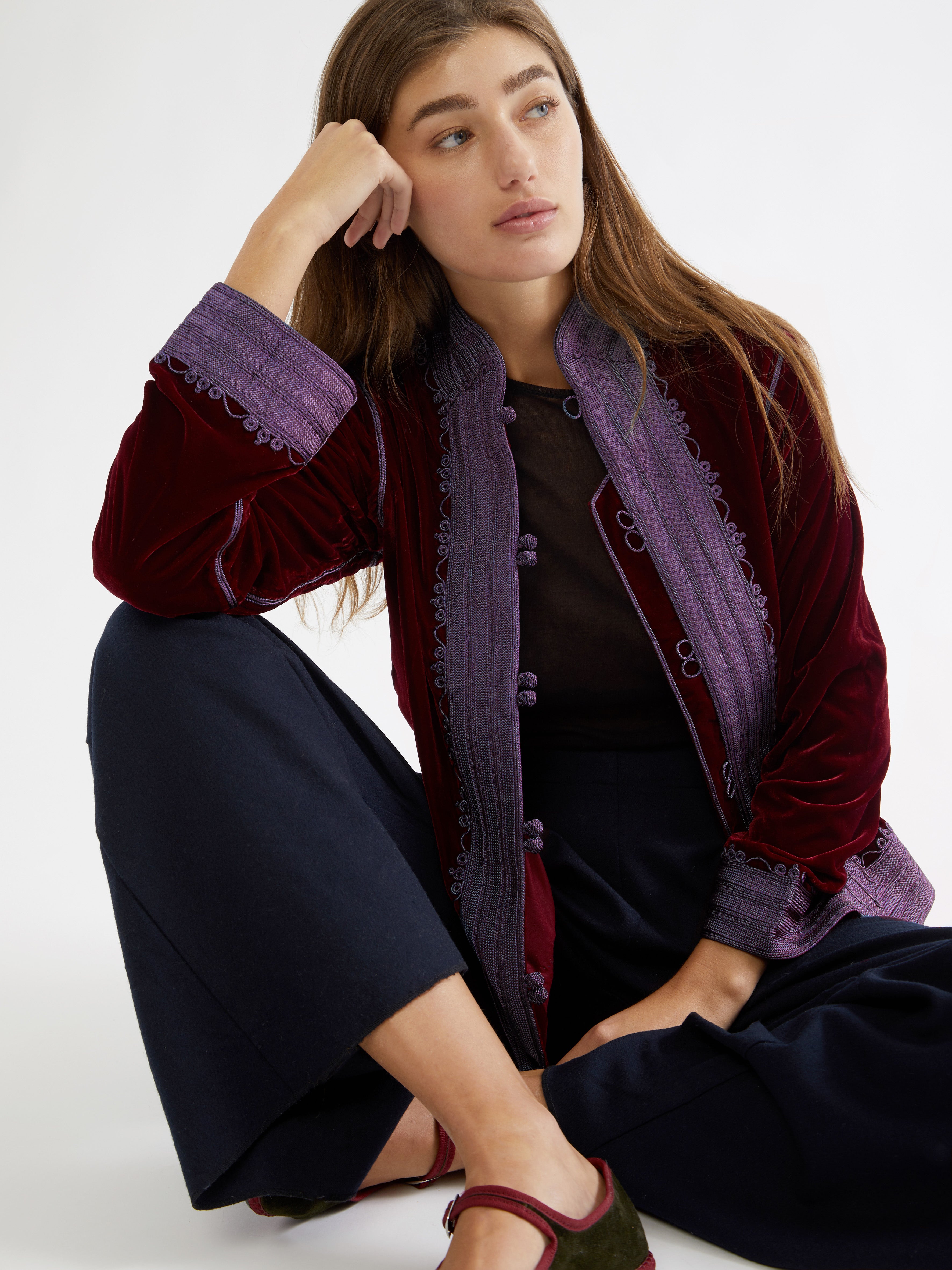 Embroidered in silk threads, Ethical fashion, craftsmanship, sustainable fashion, traditional fashion, ethnic fashion, moda etica, moda sostenibile, tecniche artigianali, moda tradizionale, moda etnica, fatto a mano, handmade, bohemian jacket, boho jacket, midseason jacket, giacca di mezza stagione, ricamo a mano, hand embroidery, silk embroidery, ricamo seta, moroccan jacket, giacca marocchina, collo coreana, giacca di velluto, velvet jacket, giacca di cashmere, cashmere jacket
