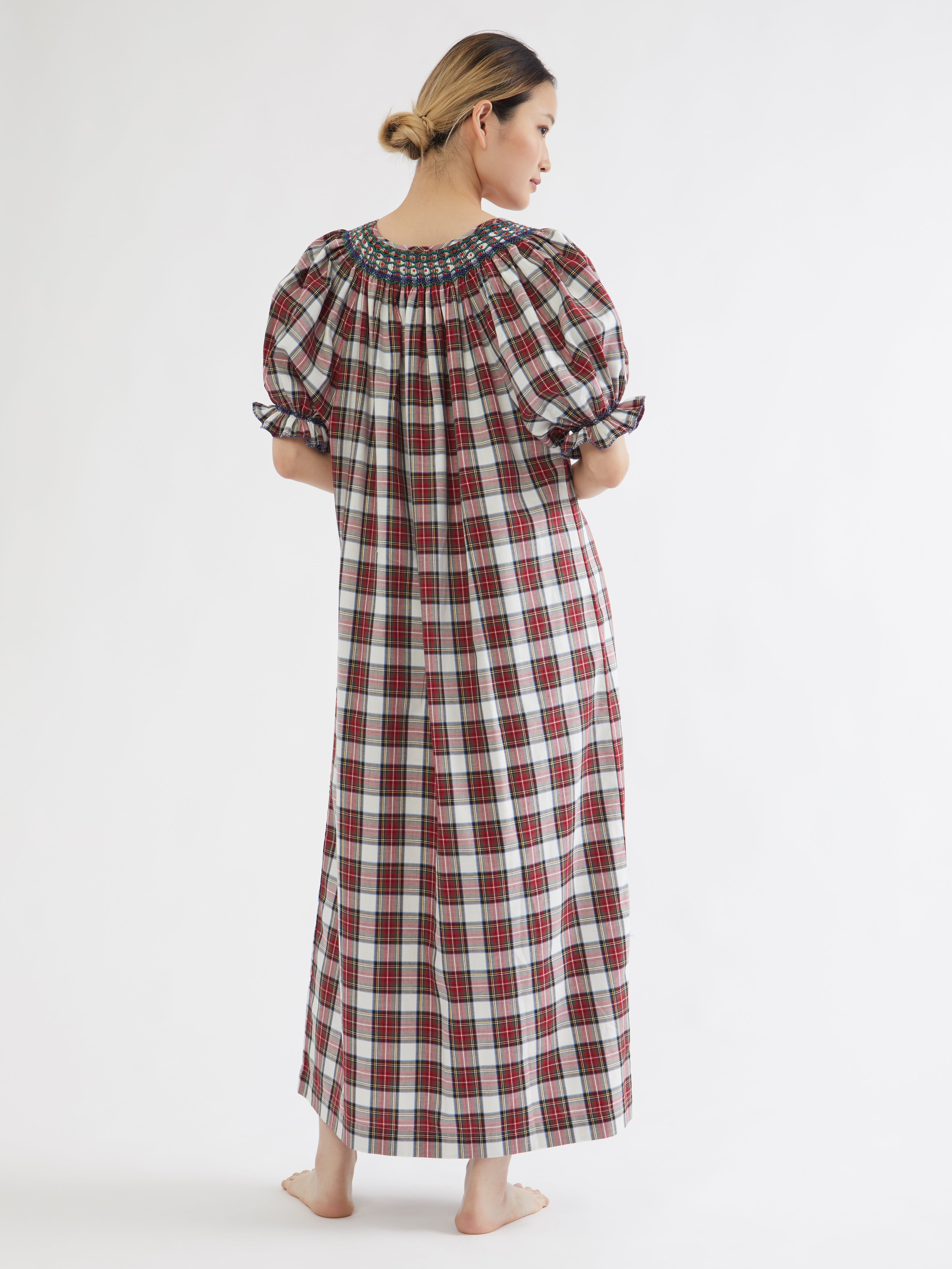 ETHICAL FASHION, CRAFTSMANSHIP, SUSTAINABLE FASHION, TRADITIONAL FASHION, ETHNIC FASHION, BOHEMIAN FASHION, MODA ETICA, MODA SOSTENIBILE, TECNICHE ARTIGIANALI, MODA TRADIZIONALE, MODA ETNICA, MADE IN MADAGASCAR, HANDMADE IN MADAGASCAR, COTTON NIGHTDRESS, COTTON NIGHTGOWN, CAMICIA DA NOTTE IN COTONE, PIGIAMA DI COTONE, COTTON PAJAMA, NIGHTWEAR, SLEEPWEAR, FASHION PAJAMA, PUNTO SMOCK, SMOKED, SMOCKED, HAND EMBROIDERED, RICAMATO A MANO, MUM AND DAUGHTER, MINE ME COLLECTION, MATCHIN WITH MUM, 