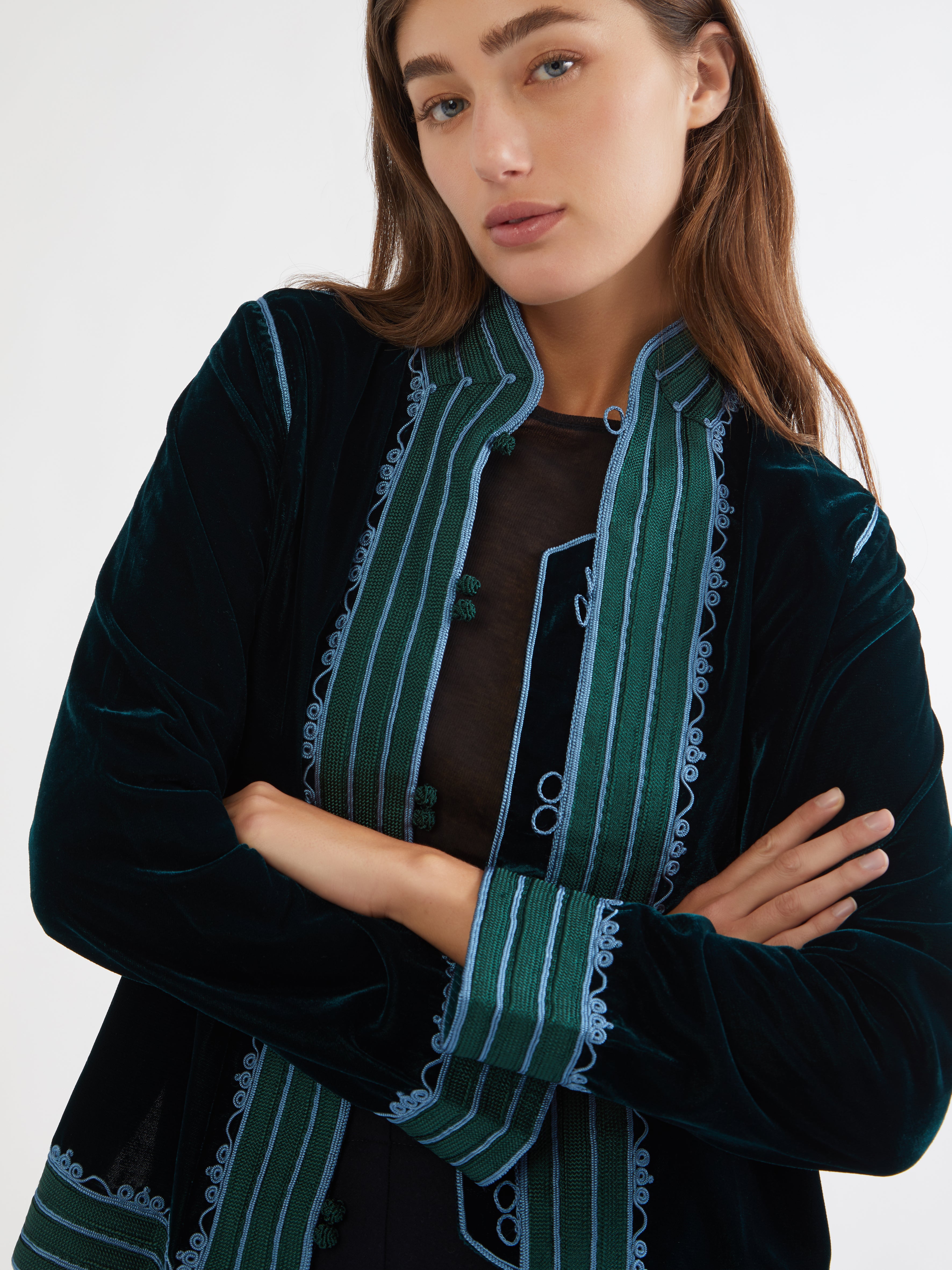 Embroidered in silk threads, Ethical fashion, craftsmanship, sustainable fashion, traditional fashion, ethnic fashion, moda etica, moda sostenibile, tecniche artigianali, moda tradizionale, moda etnica, fatto a mano, handmade, bohemian jacket, boho jacket, midseason jacket, giacca di mezza stagione, ricamo a mano, hand embroidery, silk embroidery, ricamo seta, moroccan jacket, giacca marocchina, collo coreana, giacca di velluto, velvet jacket, giacca di cashmere, cashmere jacket