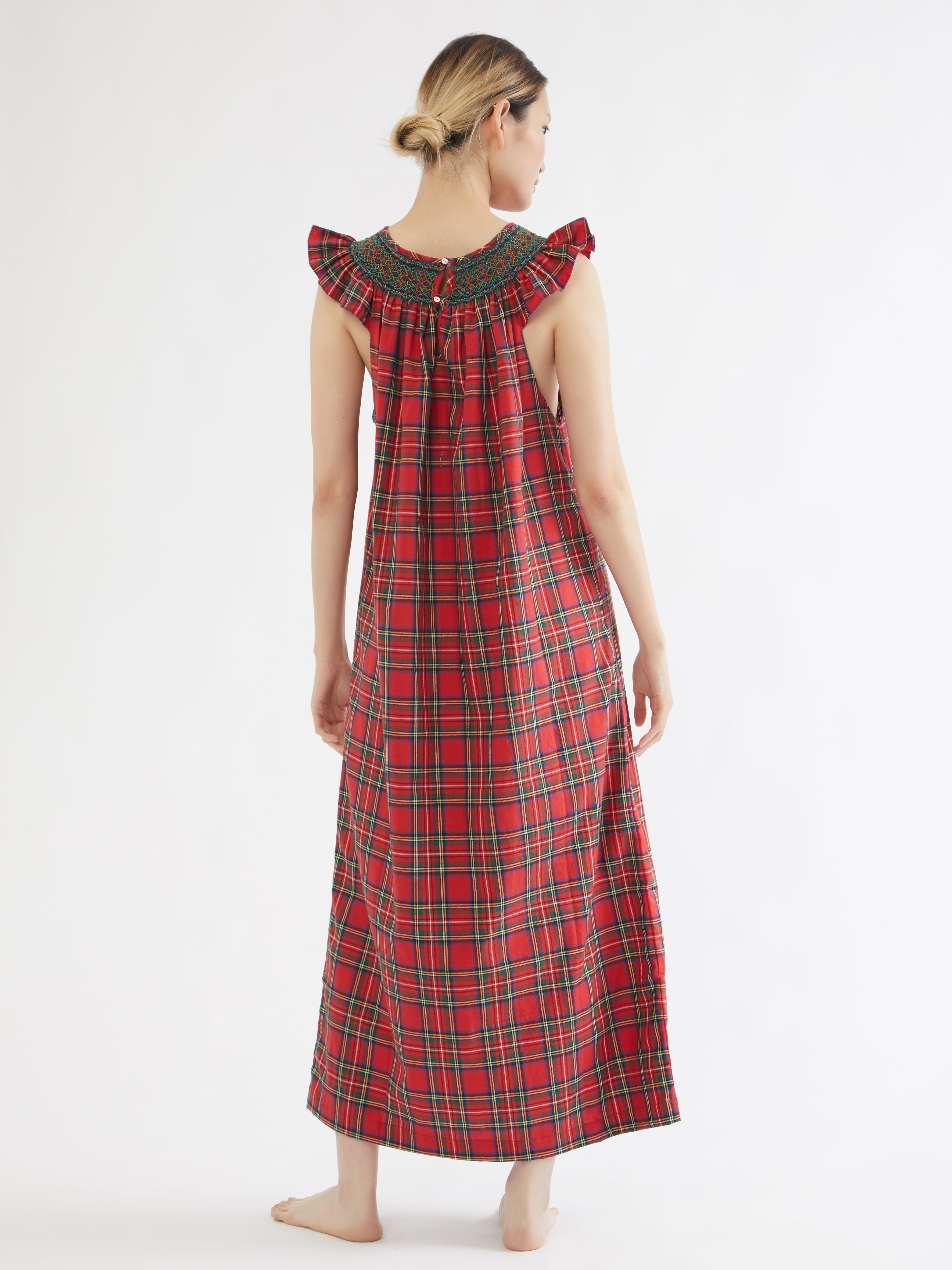 ETHICAL FASHION, CRAFTSMANSHIP, SUSTAINABLE FASHION, TRADITIONAL FASHION, ETHNIC FASHION, BOHEMIAN FASHION, MODA ETICA, MODA SOSTENIBILE, TECNICHE ARTIGIANALI, MODA TRADIZIONALE, MODA ETNICA, MADE IN MADAGASCAR, HANDMADE IN MADAGASCAR, COTTON NIGHTDRESS, COTTON NIGHTGOWN, CAMICIA DA NOTTE IN COTONE, PIGIAMA DI COTONE, COTTON PAJAMA, NIGHTWEAR, SLEEPWEAR, FASHION PAJAMA, PUNTO SMOCK, SMOKED, SMOCKED, HAND EMBROIDERED, RICAMATO A MANO, MUM AND DAUGHTER, MINE ME COLLECTION, MATCHIN WITH MUM, 
